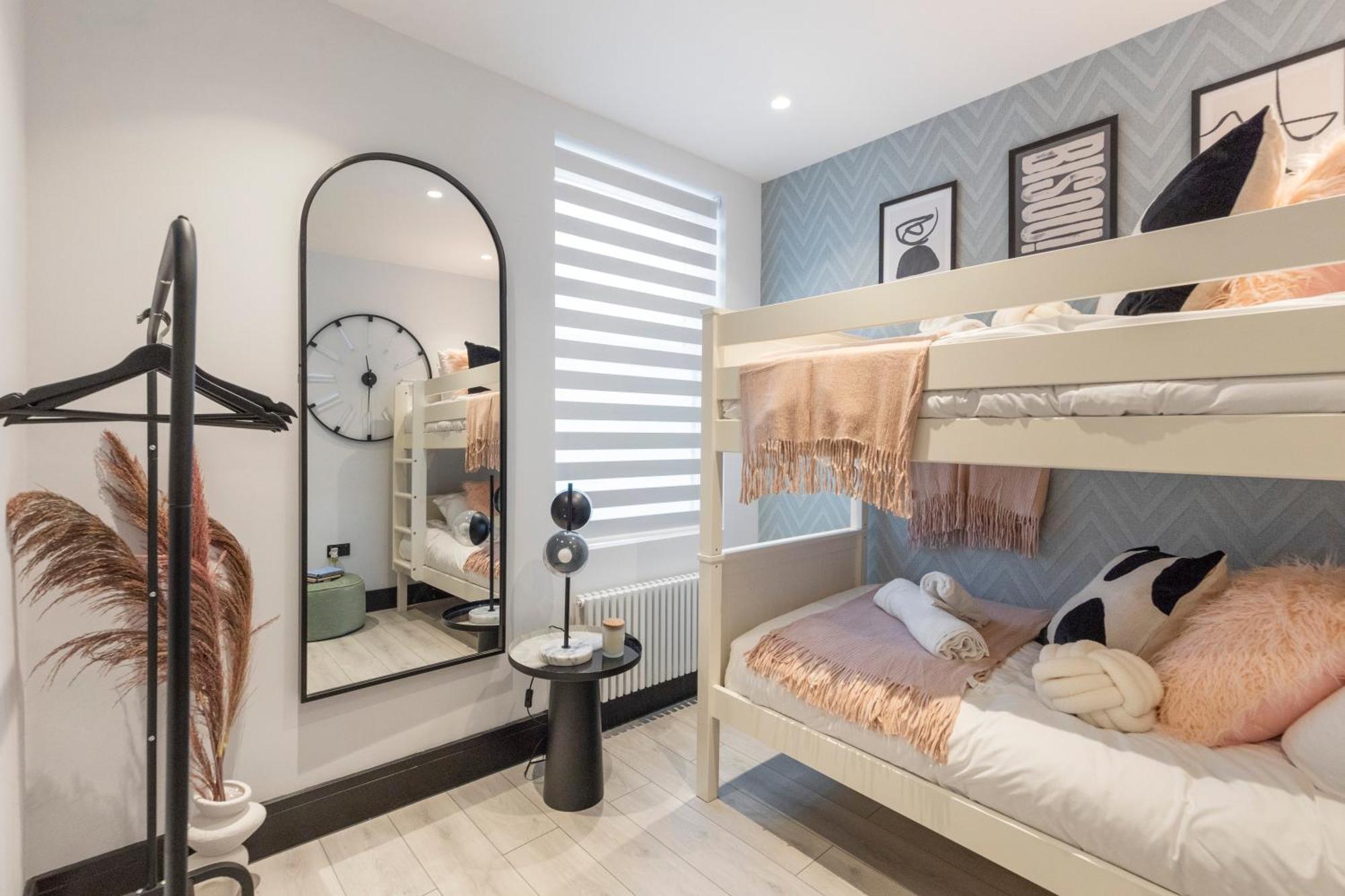 Unwind In Style 2br With Cozy Backyard For Groups Londres