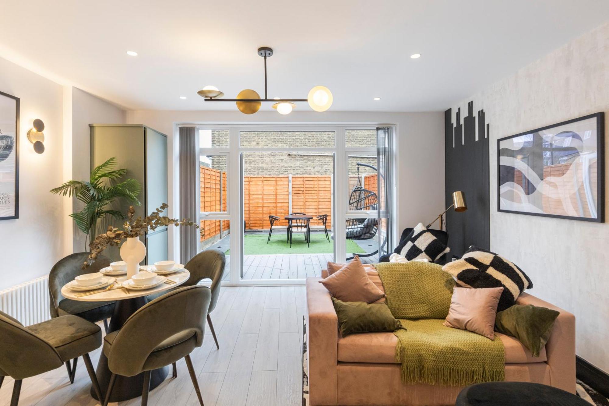 Apartamento Unwind In Style 2br With Cozy Backyard For Groups Londres
