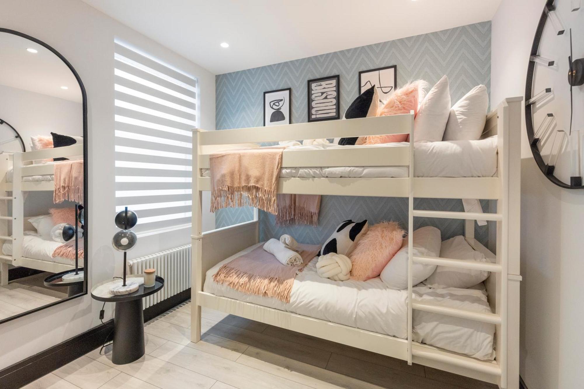 Unwind In Style 2br With Cozy Backyard For Groups Apartamento Londres
