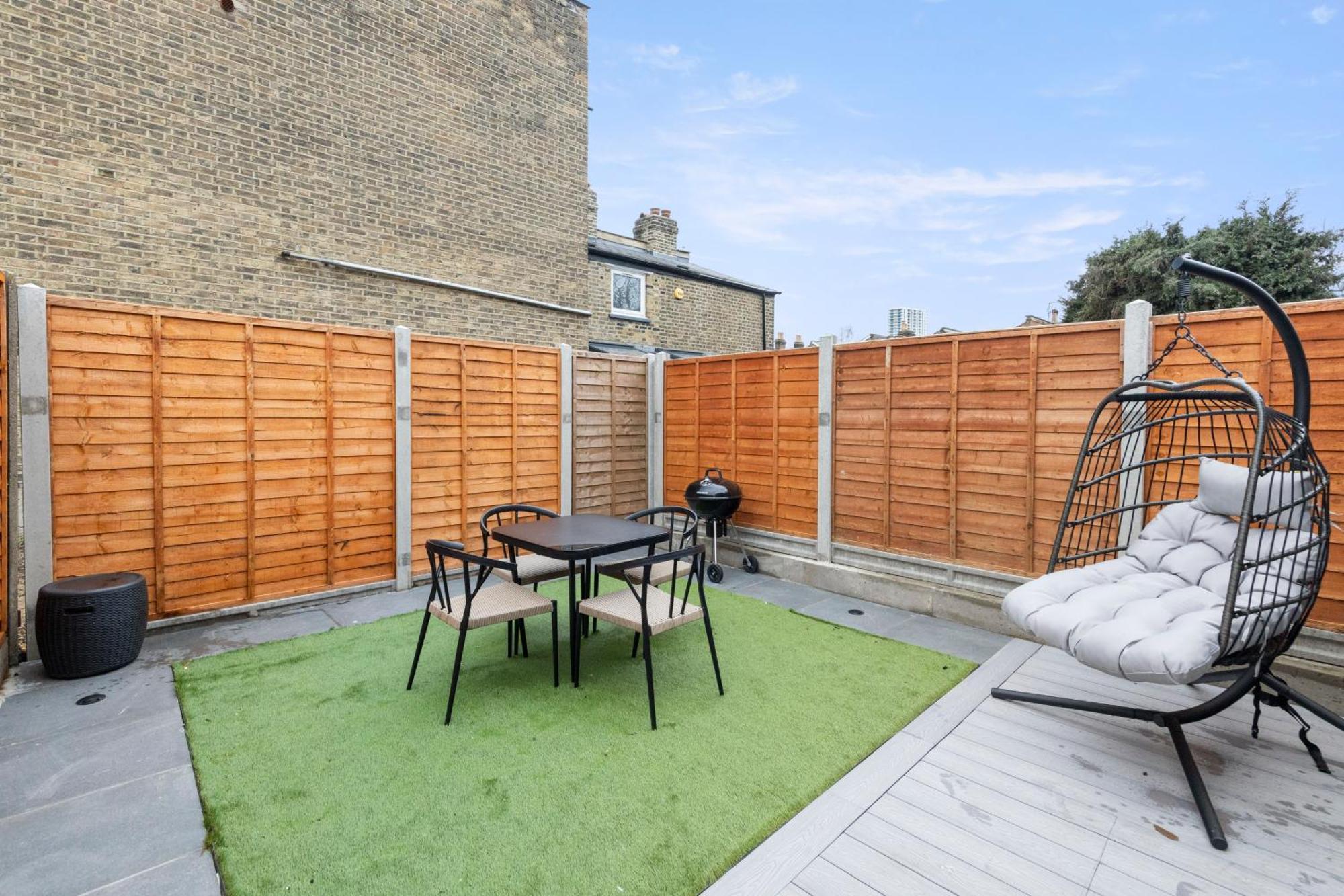 Unwind In Style 2br With Cozy Backyard For Groups Londres