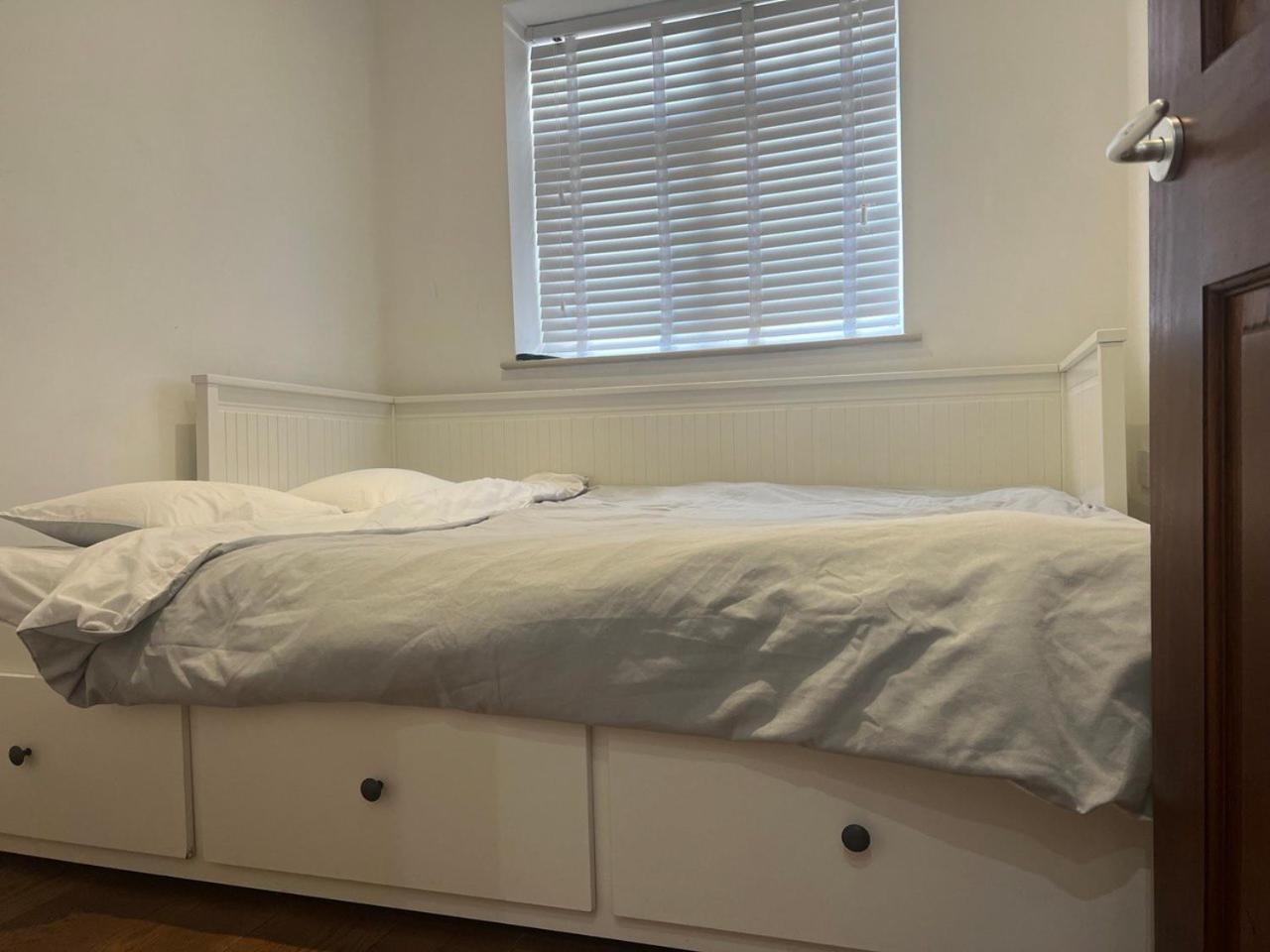 Self Contain With Room, Double Bed, Kitchen Gasthuis