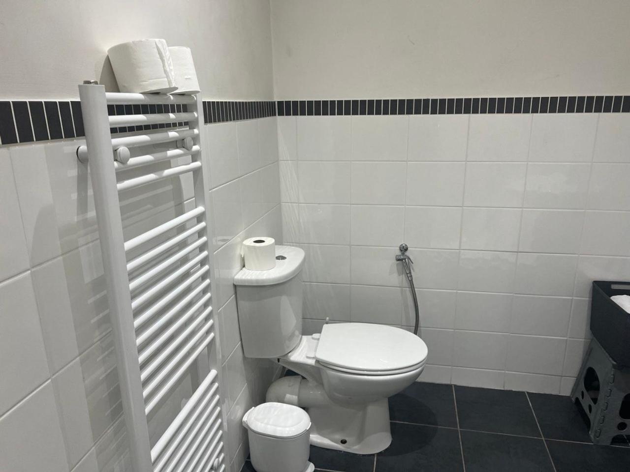 Self Contain With Room, Double Bed, Kitchen Londen