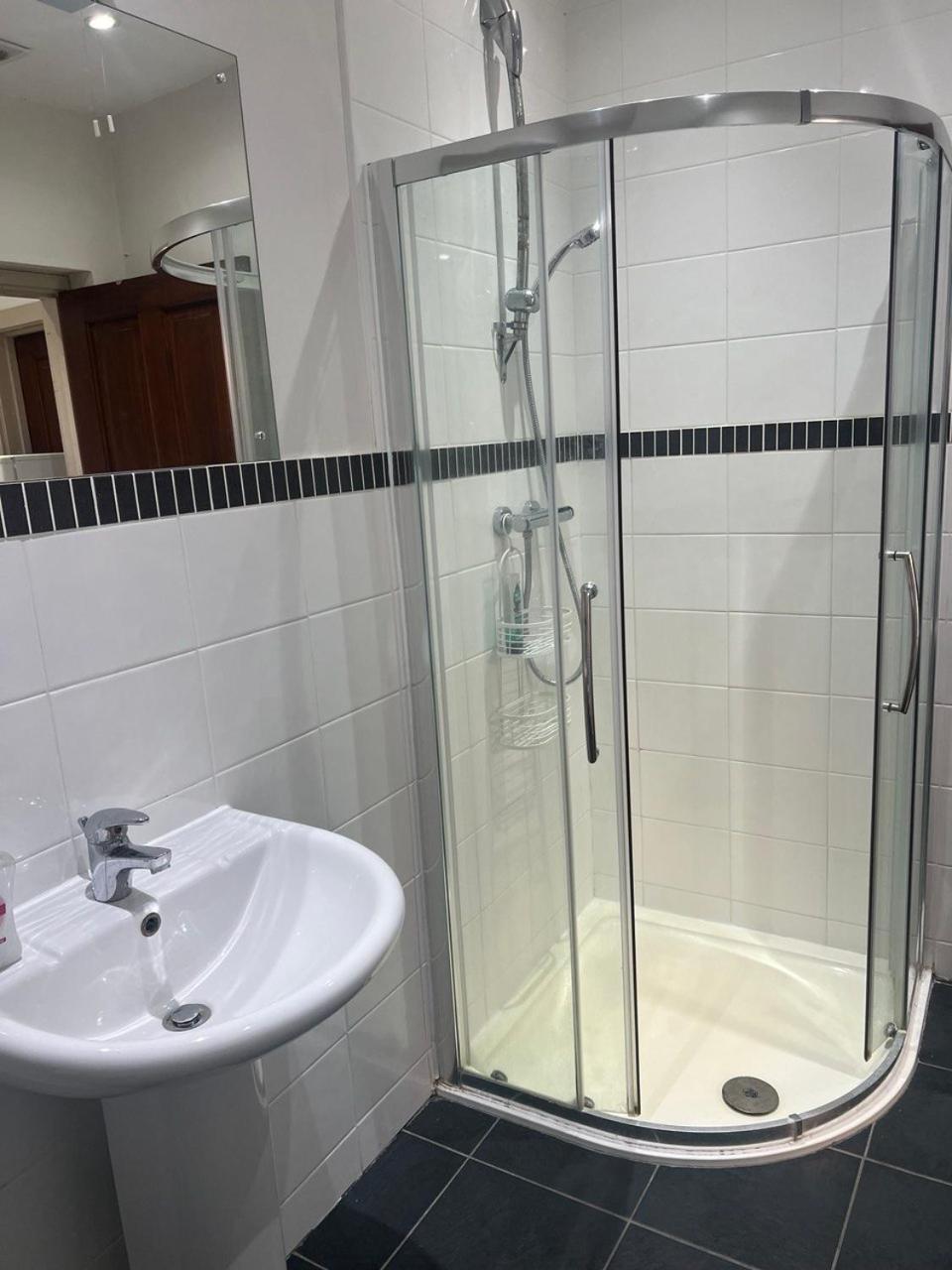Self Contain With Room, Double Bed, Kitchen Londen