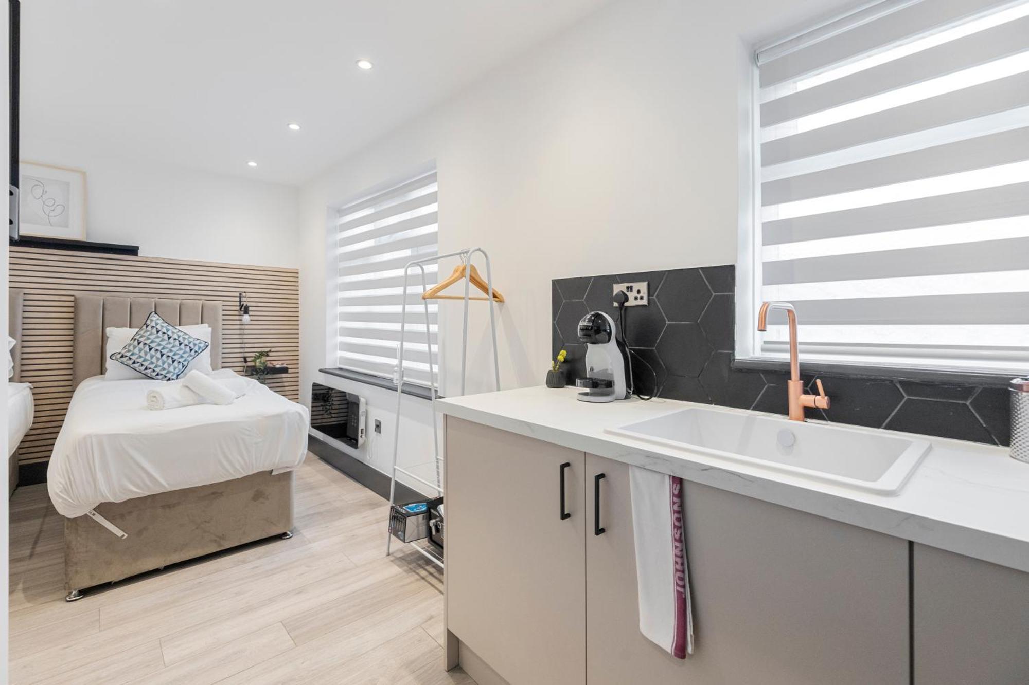 Urban Simplicity Twin Bed With Kitchenette Appartement Londen