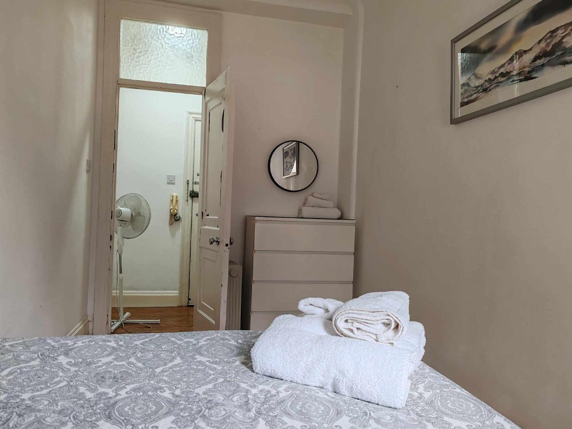 One Bedroom By Bayswater, Hyde Park Apartment London