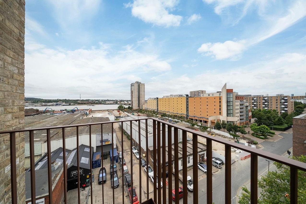 Deluxe Double Bed In Shared Near Canary Wharf, Airport & O2 Arena With Thames View Apartamento Londres