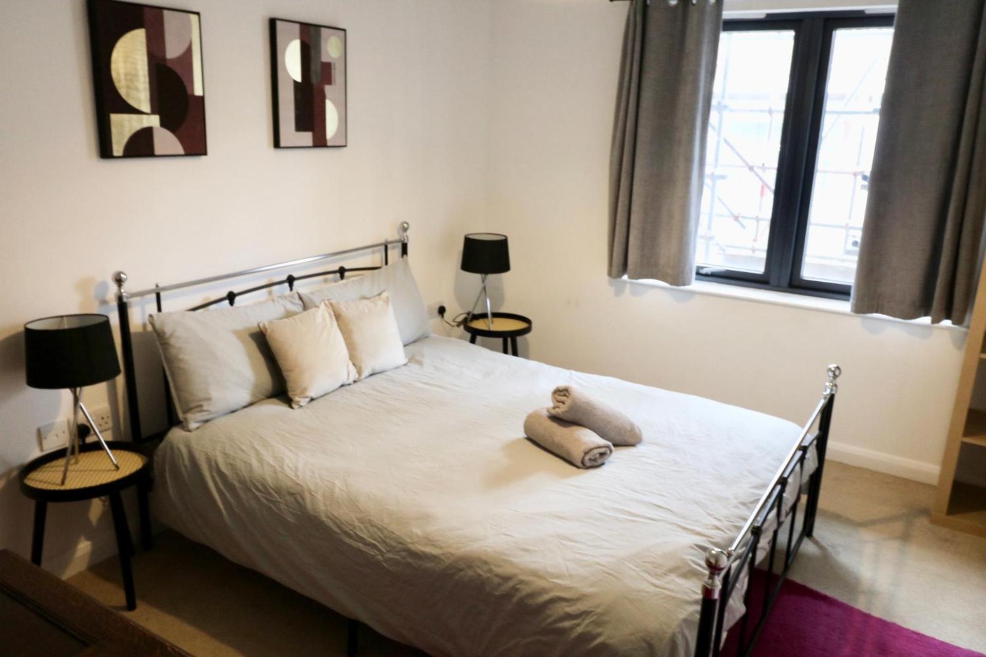 Modern 2 Bed Close To Station Appartement