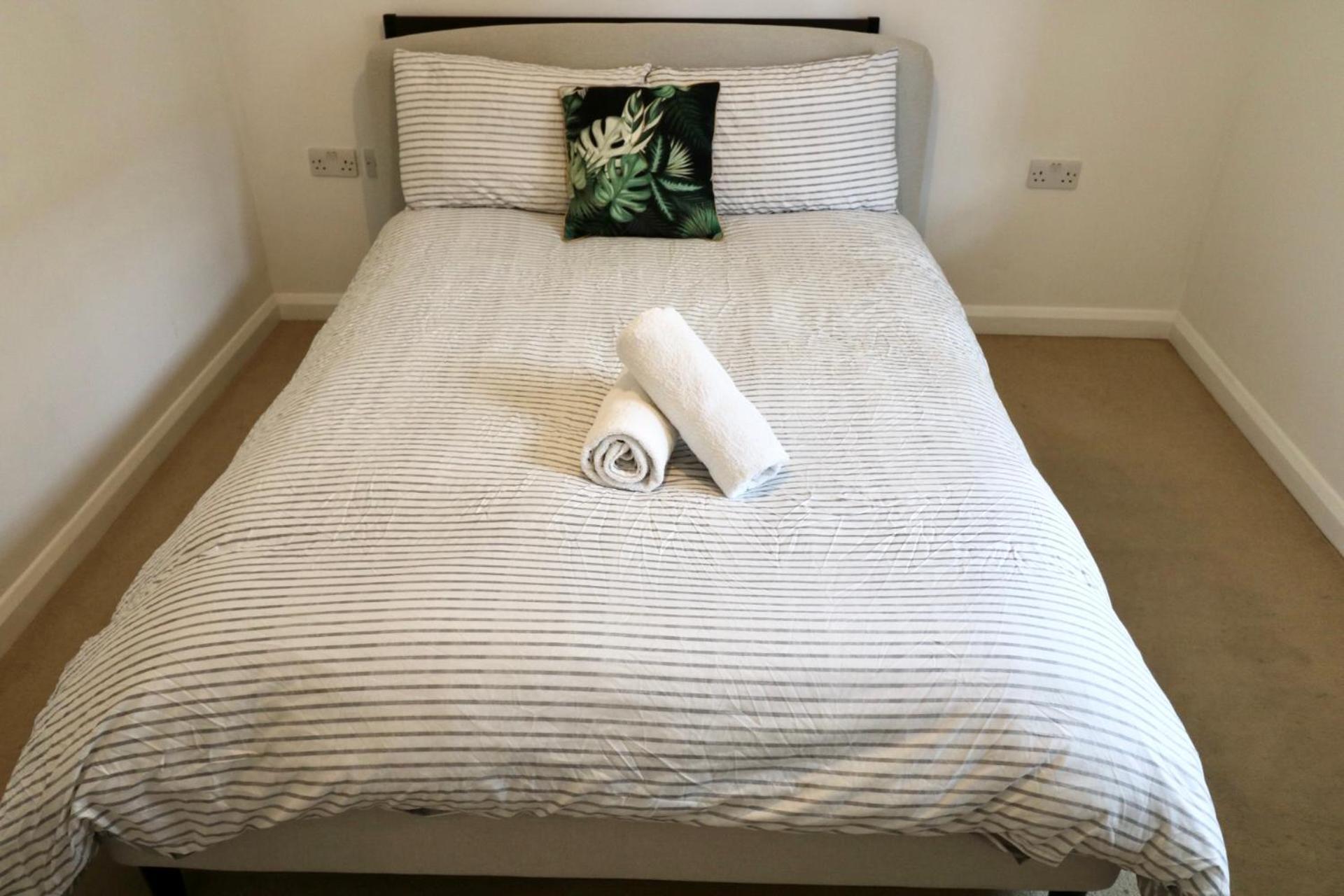 Modern 2 Bed Close To Station Appartement Londen