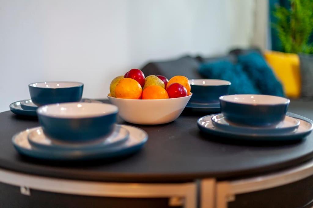 Modern 3 Beds 2 Bath Flat - Parking & Sleeps 6 *