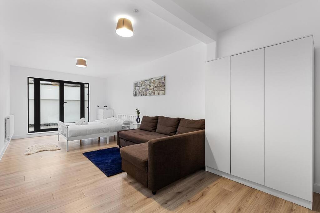 Apartment Spacious Sleep 14 - 1 Min From Tooting Station Mr3 London