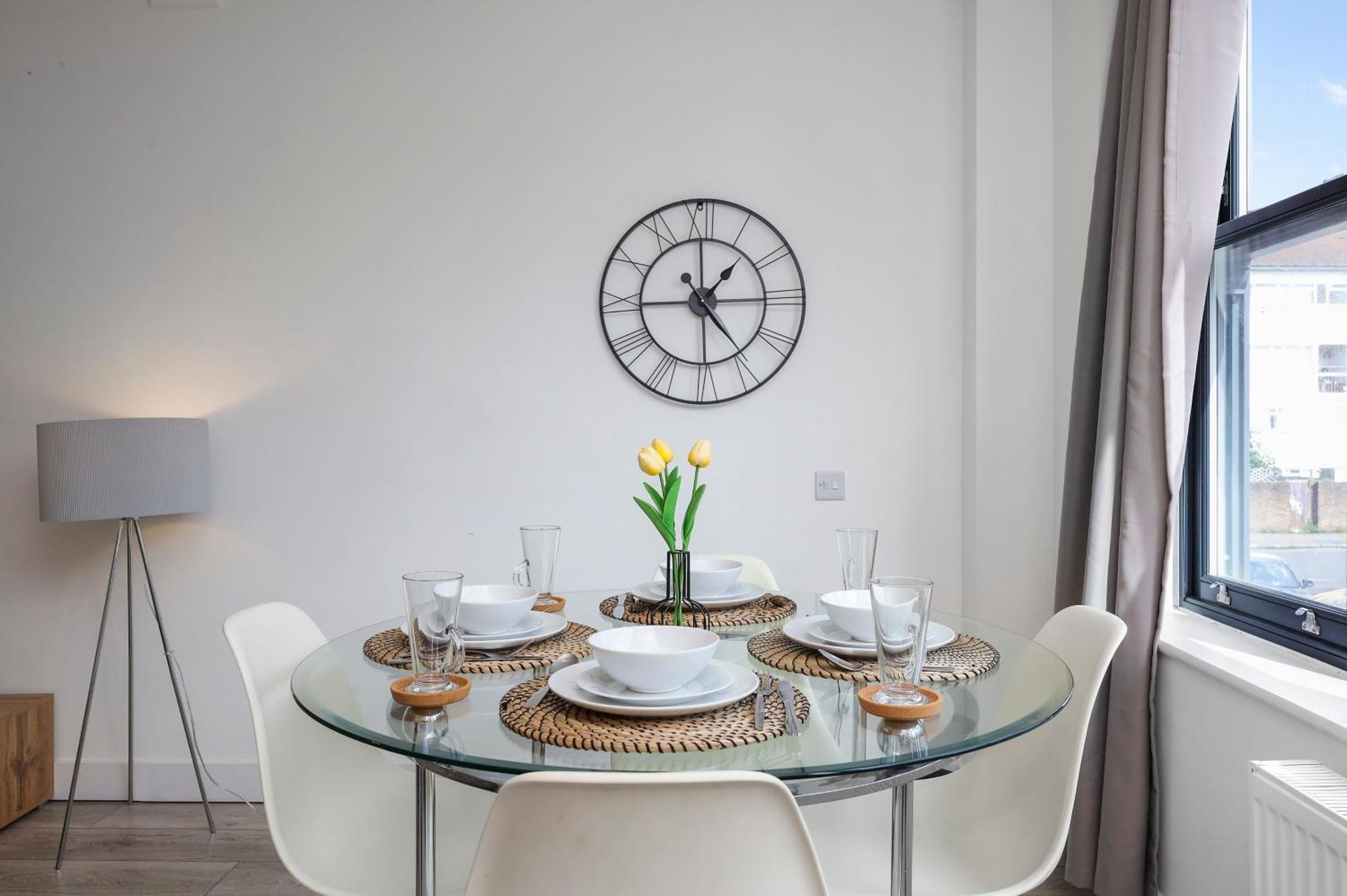 Stylish Large 3-bed Apartment, Quick Access To Sights, Free Parking Appartement Londen