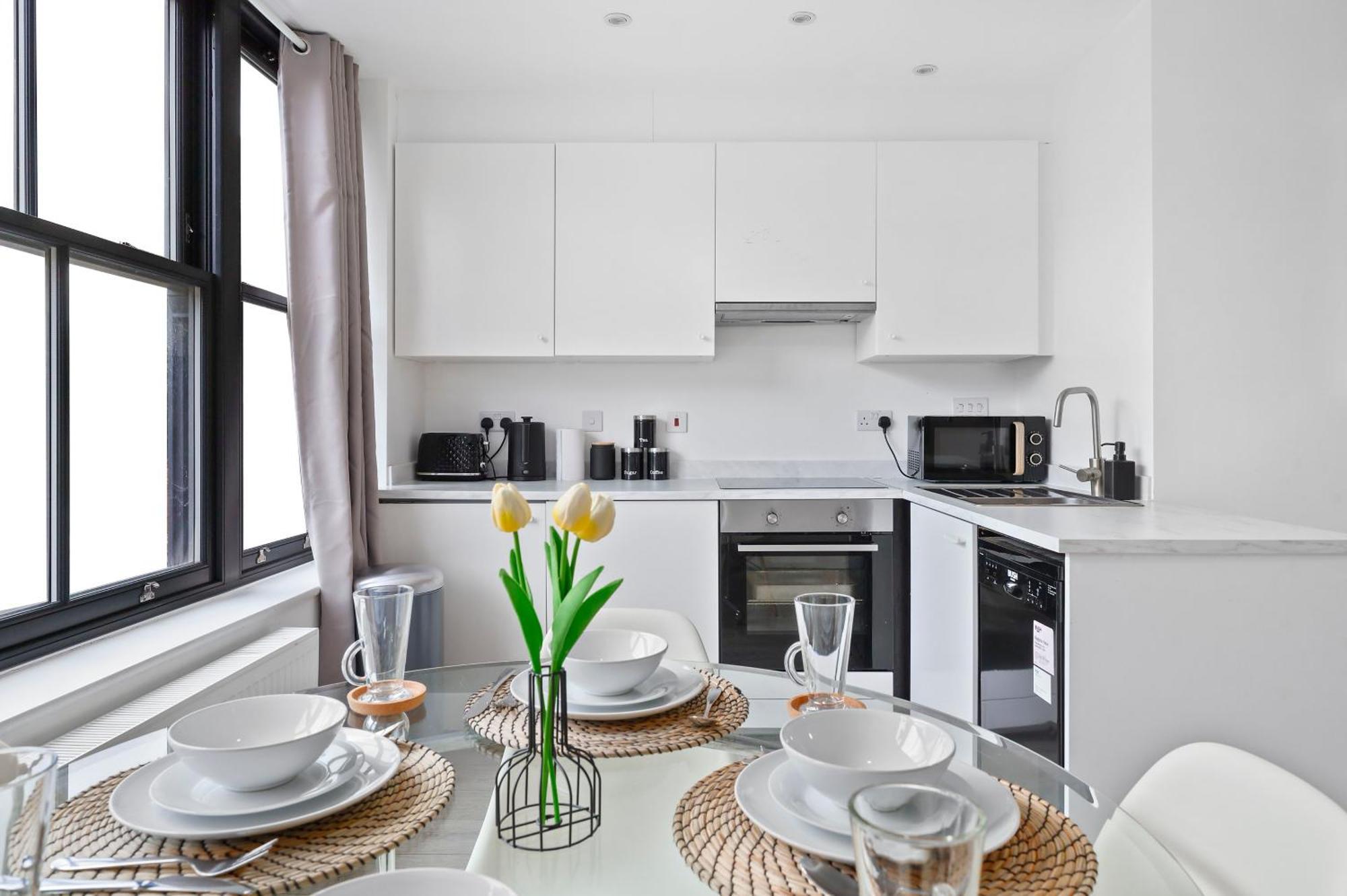 Stylish Large 3-bed Apartment, Quick Access To Sights, Free Parking Londen