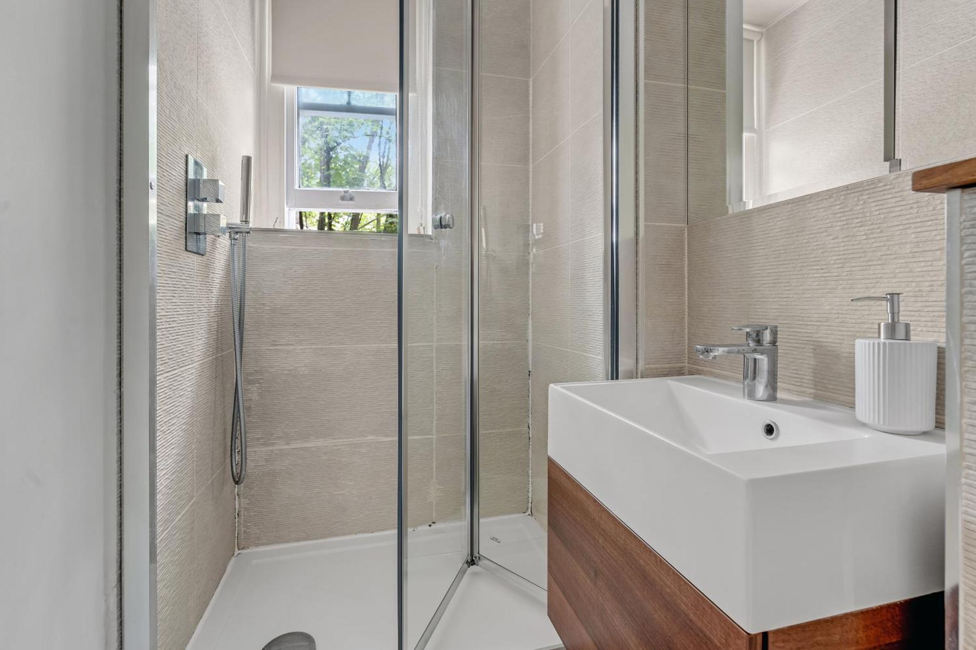 Oxford Circus - 20Min Tube ,1Gb Fibre Wifi, 2Min To Tube & Heathrow, Free Snacks & Toiletries, 2 New Smart Tvs & Sofabed