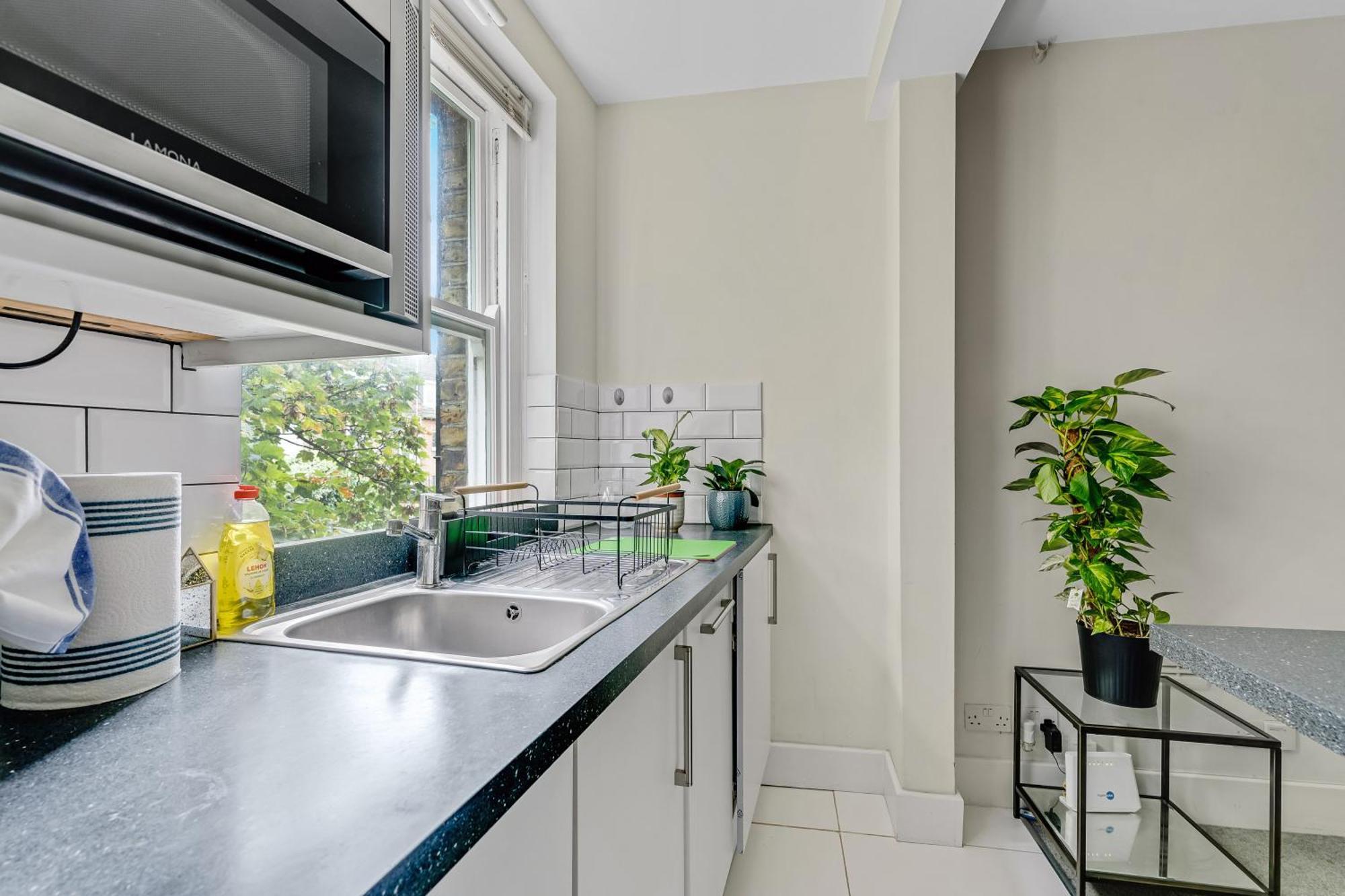Oxford Circus - 20Min Tube ,1Gb Fibre Wifi, 2Min To Tube & Heathrow, Free Snacks & Toiletries, 2 New Smart Tvs & Sofabed Apartment *