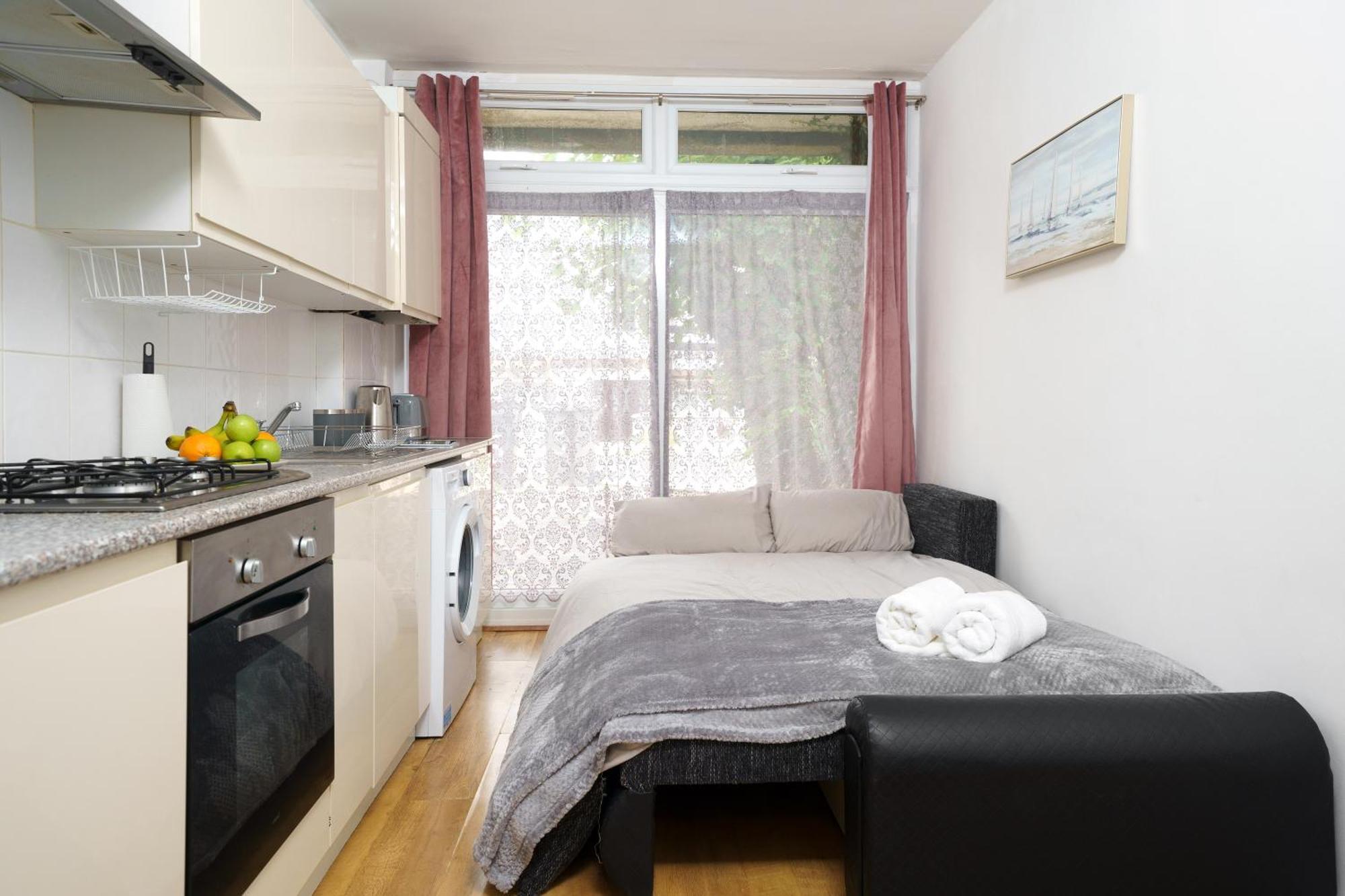 Apartment Cozy 2-Bed Garden Flat, With Free Private Parking, Wembley *