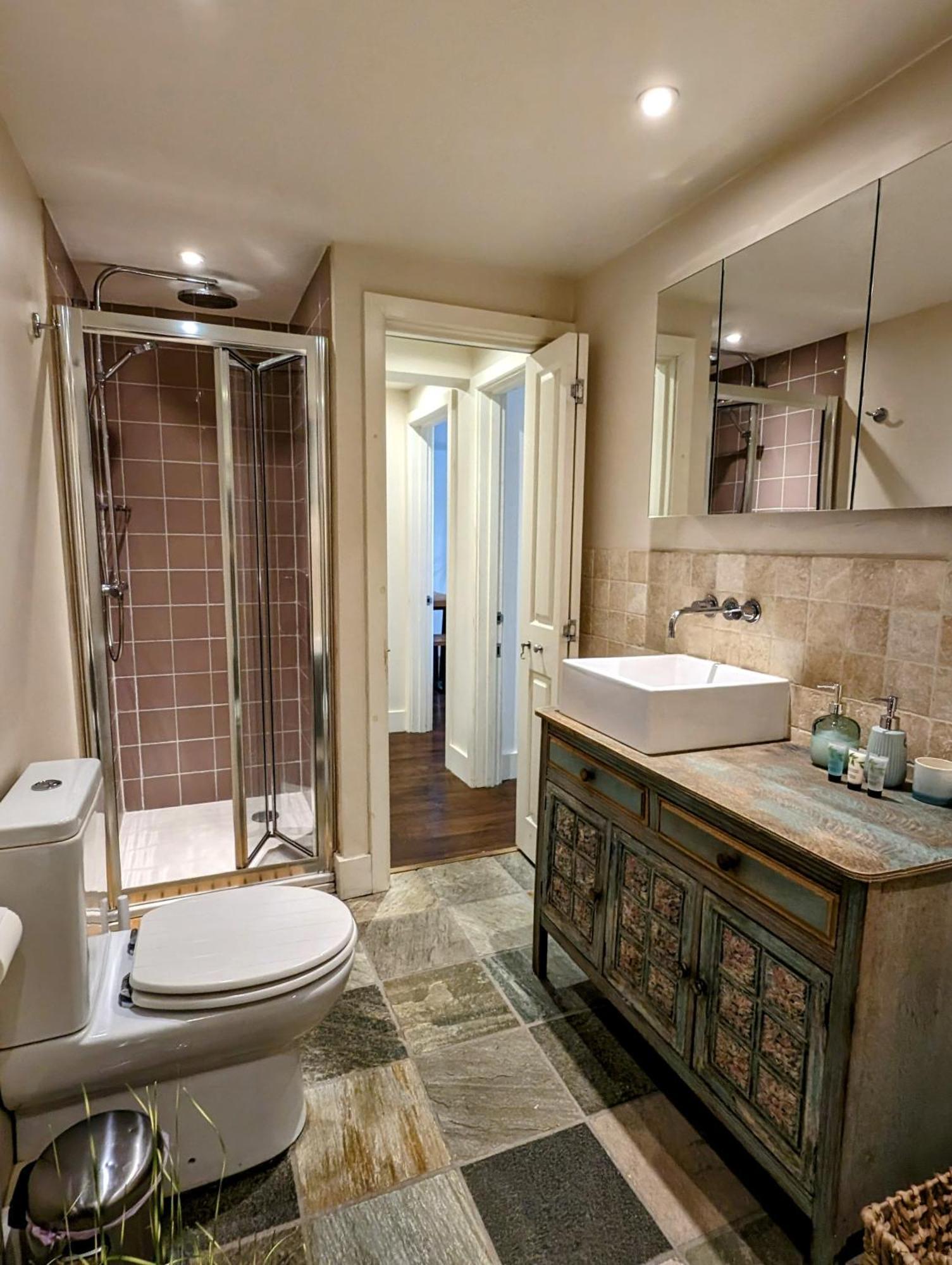 Modern Well Presented With Garden London