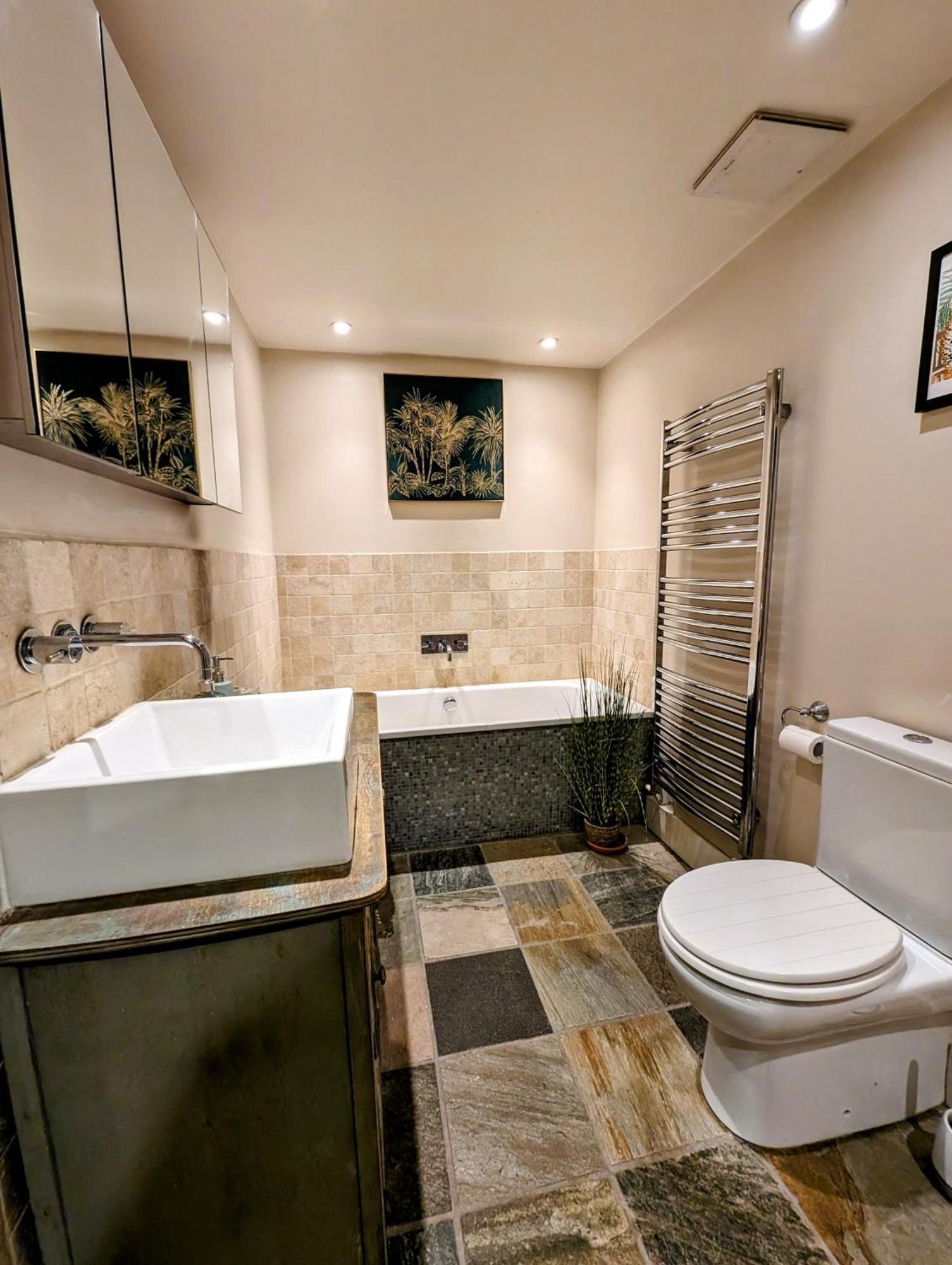 Modern Well Presented With Garden Apartment