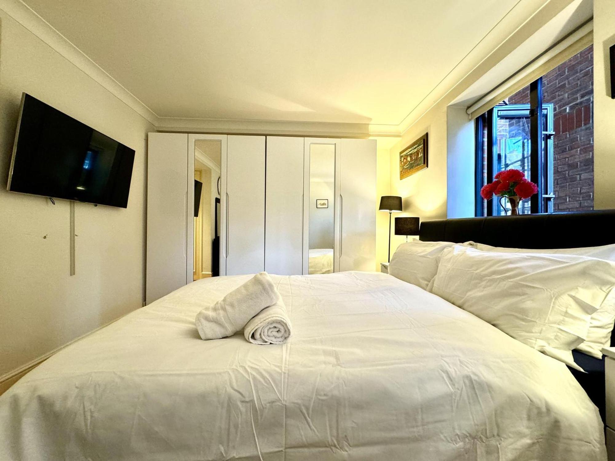 Apartment Cityscape Haven In London