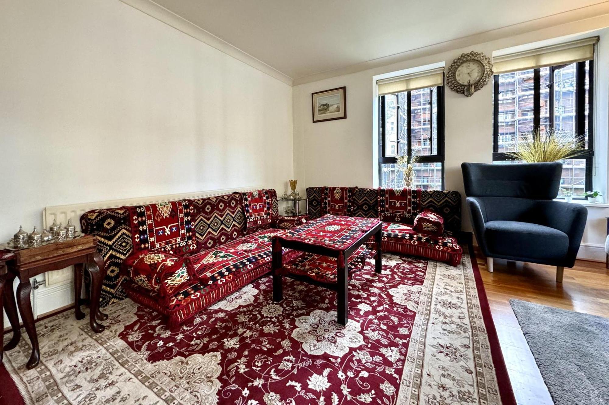Cityscape Haven In Apartment London