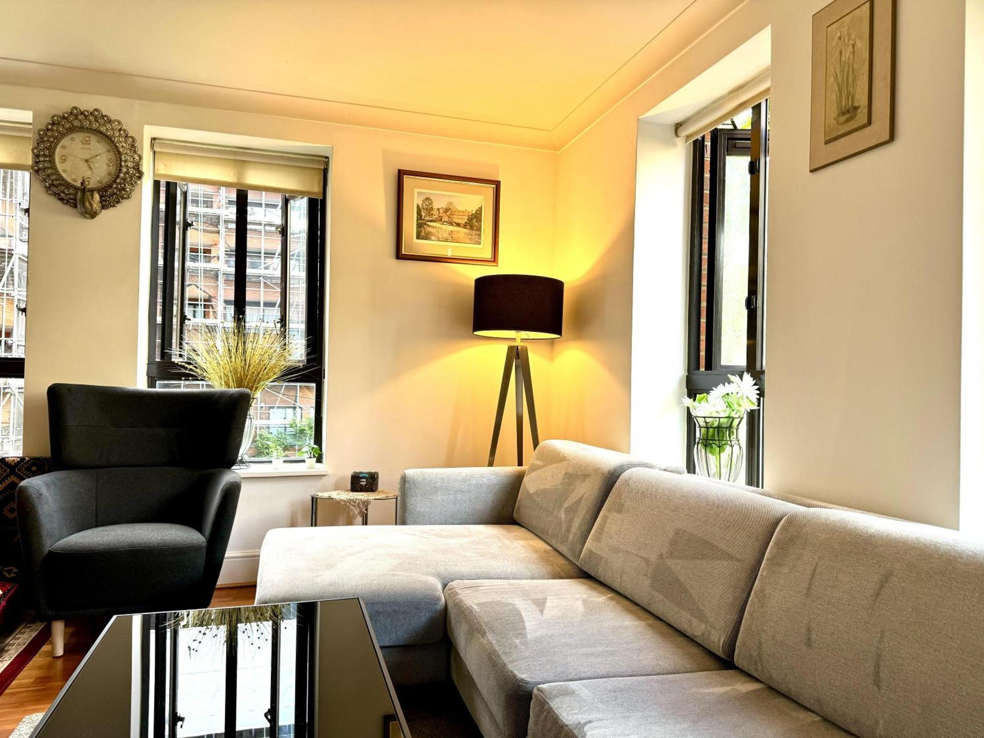 Apartment Cityscape Haven In London