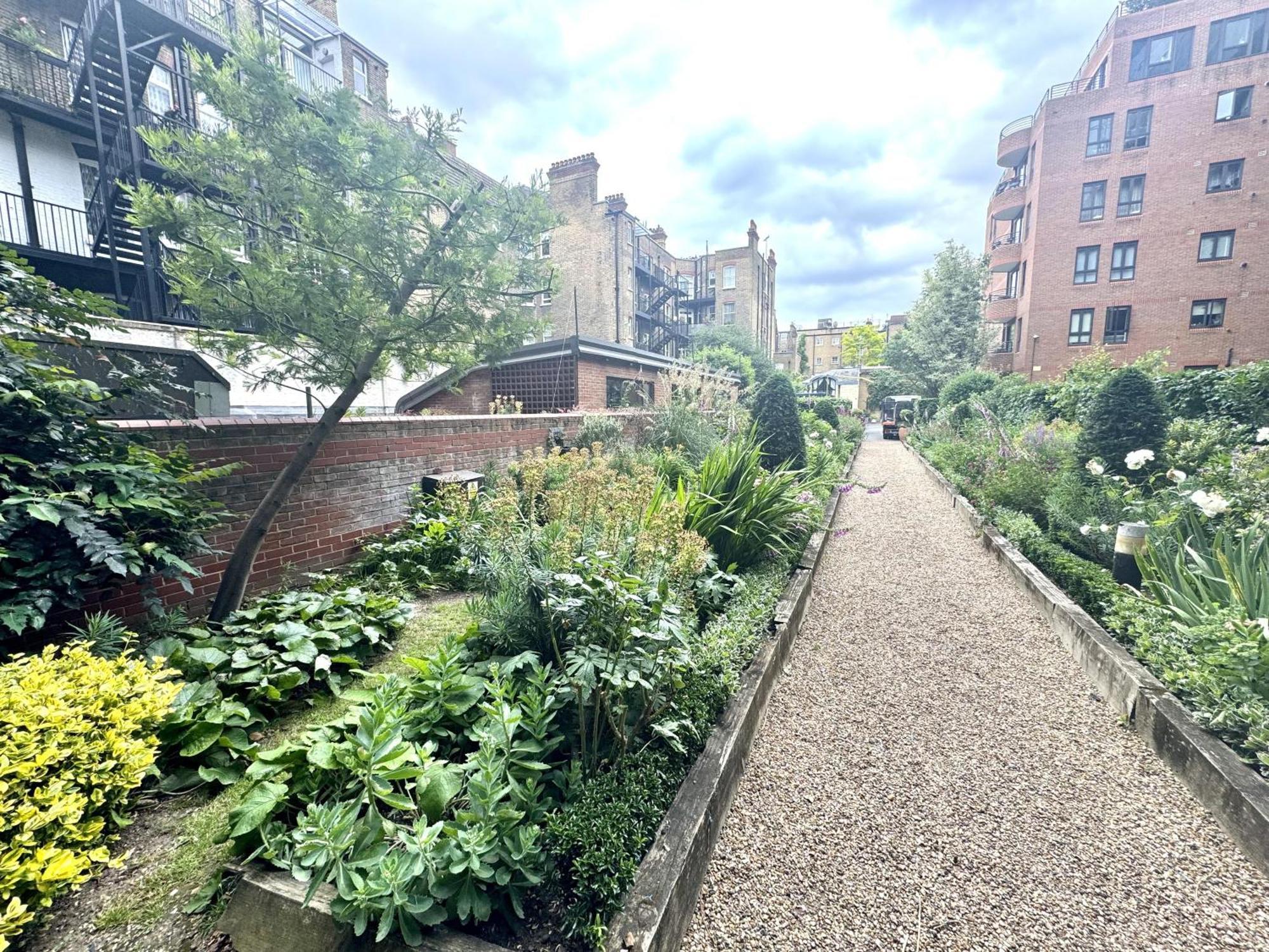 Apartment Cityscape Haven In London