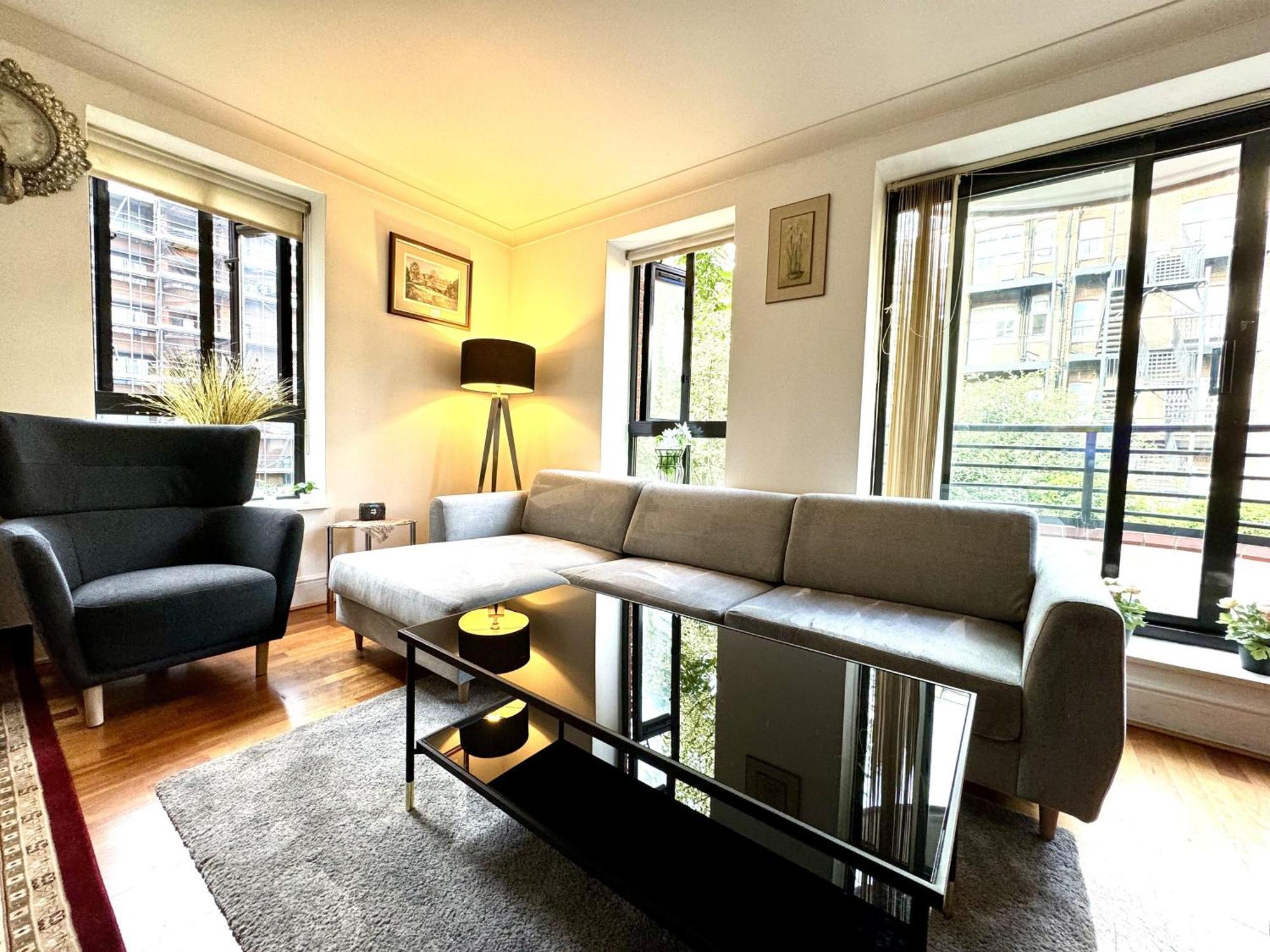 Apartment Cityscape Haven In London