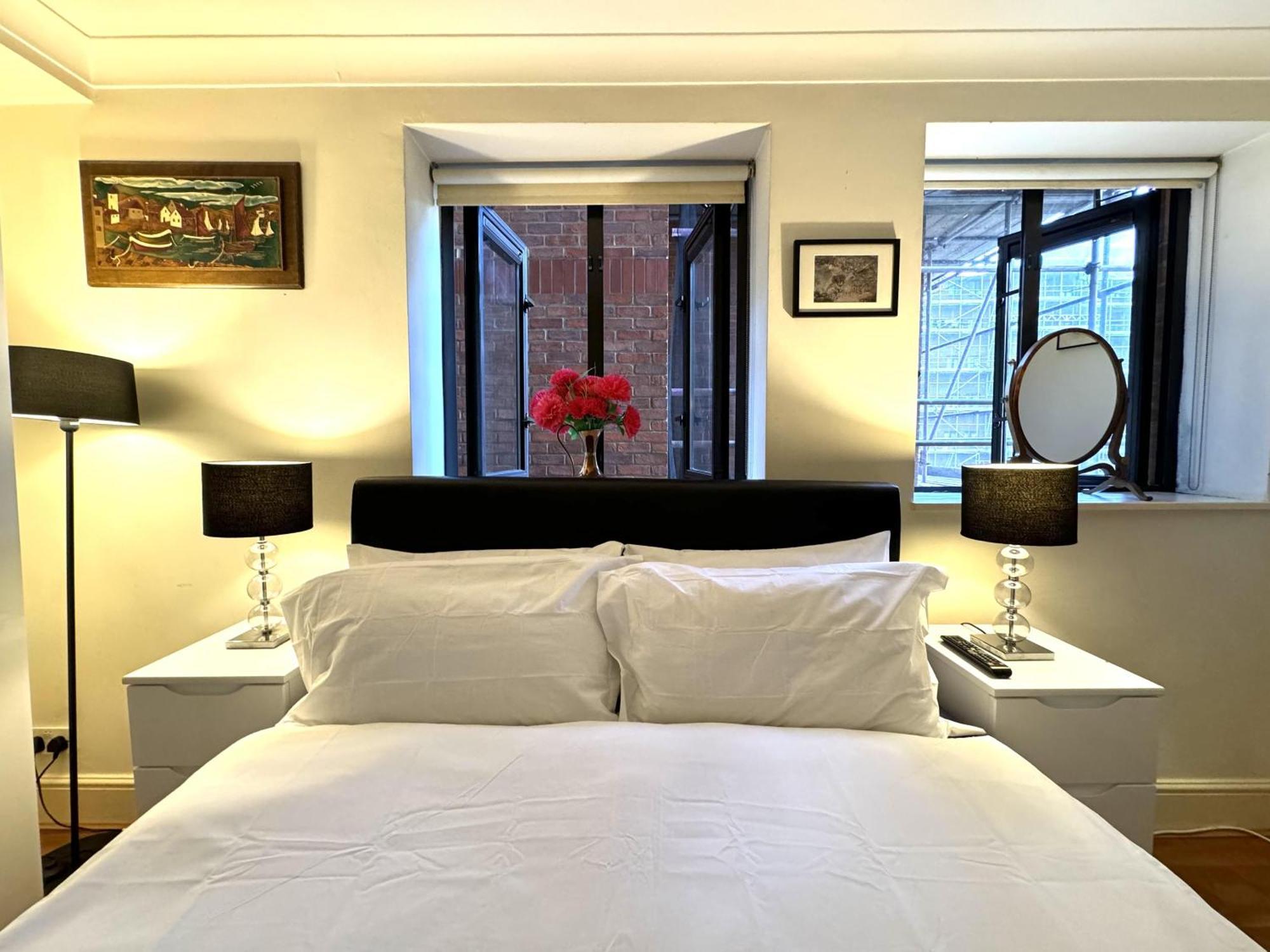 Apartment Cityscape Haven In *