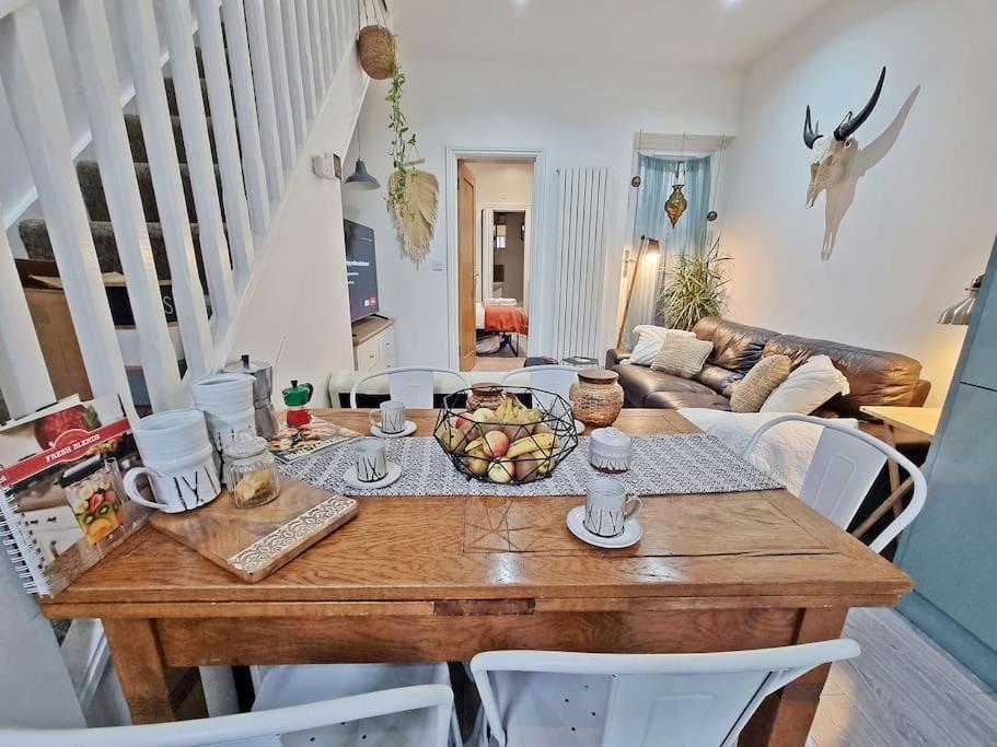 4bed 3bath 8min To Bridge * London