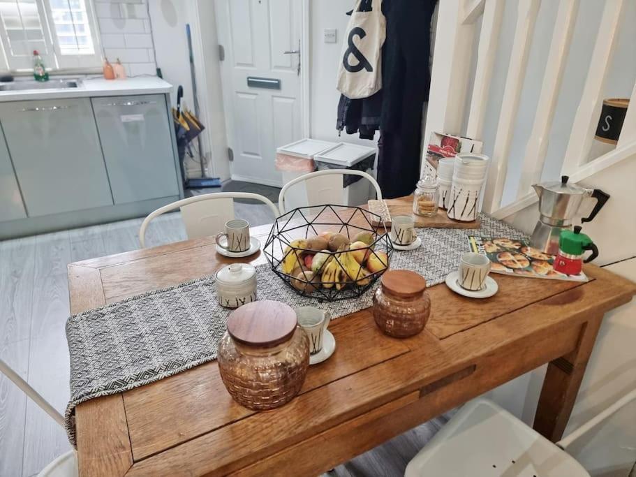 4bed 3bath 8min To Bridge Holiday home London
