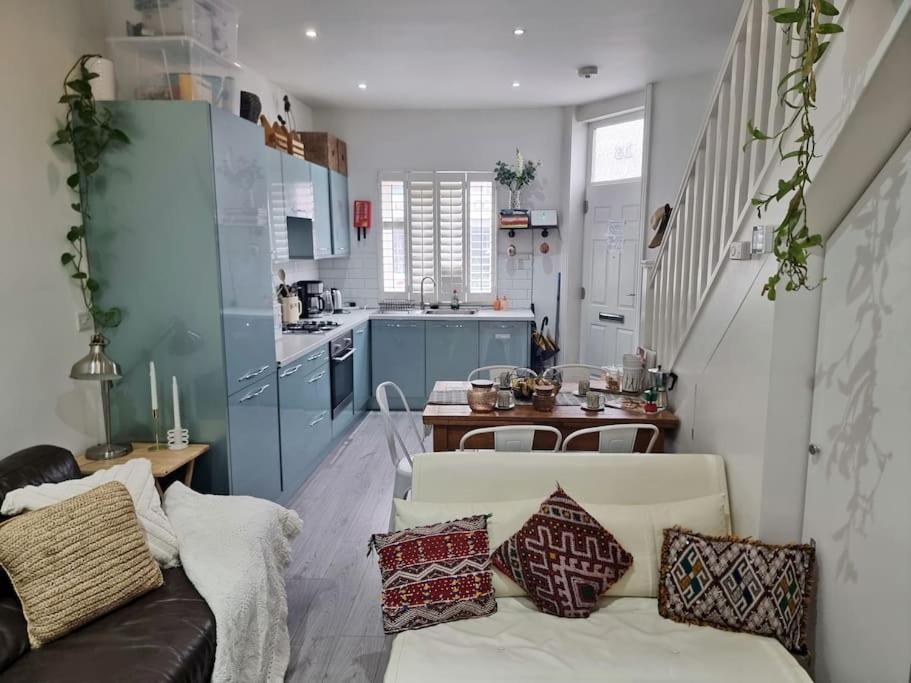 4bed 3bath 8min To Bridge Holiday home