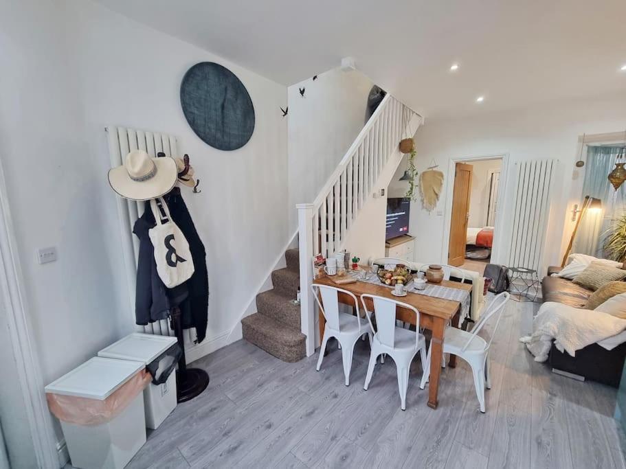 4bed 3bath 8min To Bridge * London