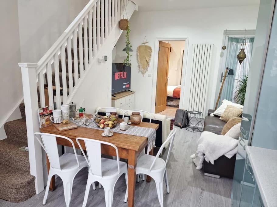 Holiday home 4bed 3bath 8min To Bridge