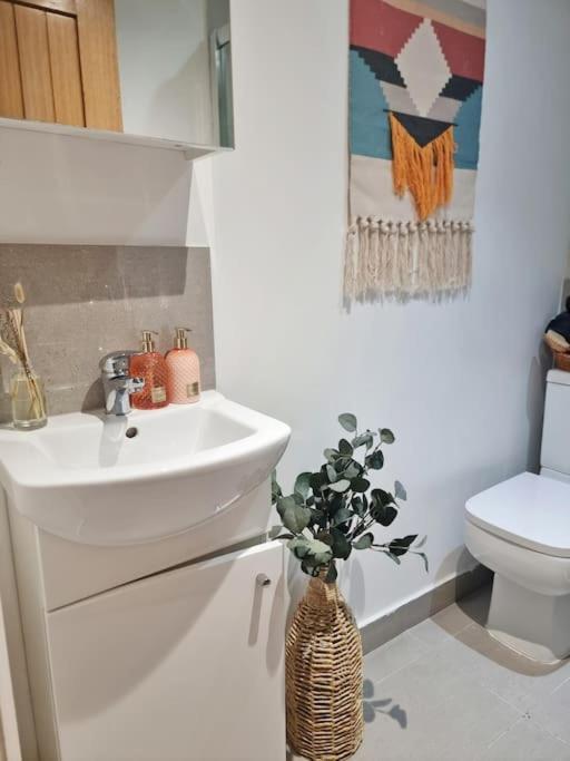 Holiday home 4bed 3bath 8min To Bridge *