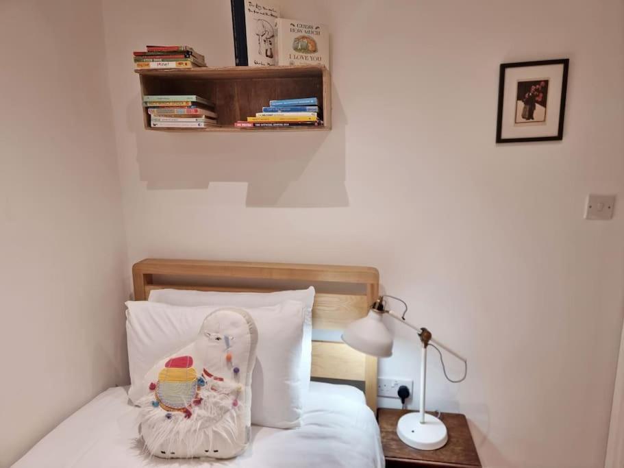 4bed 3bath 8min To Bridge * London