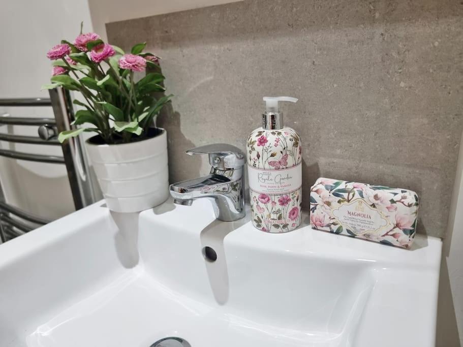 4bed 3bath 8min To Bridge * London