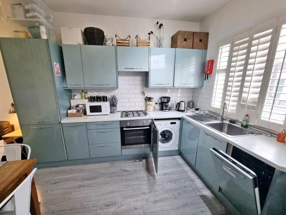4bed 3bath 8min To Bridge Holiday home