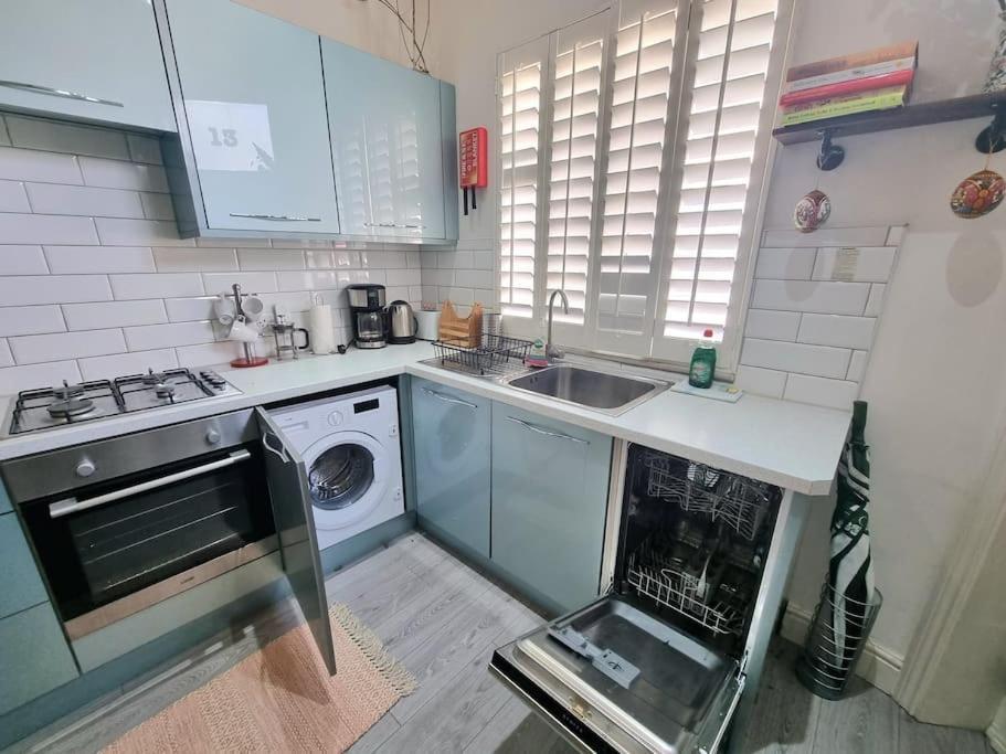 4bed 3bath 8min To Bridge Holiday home London