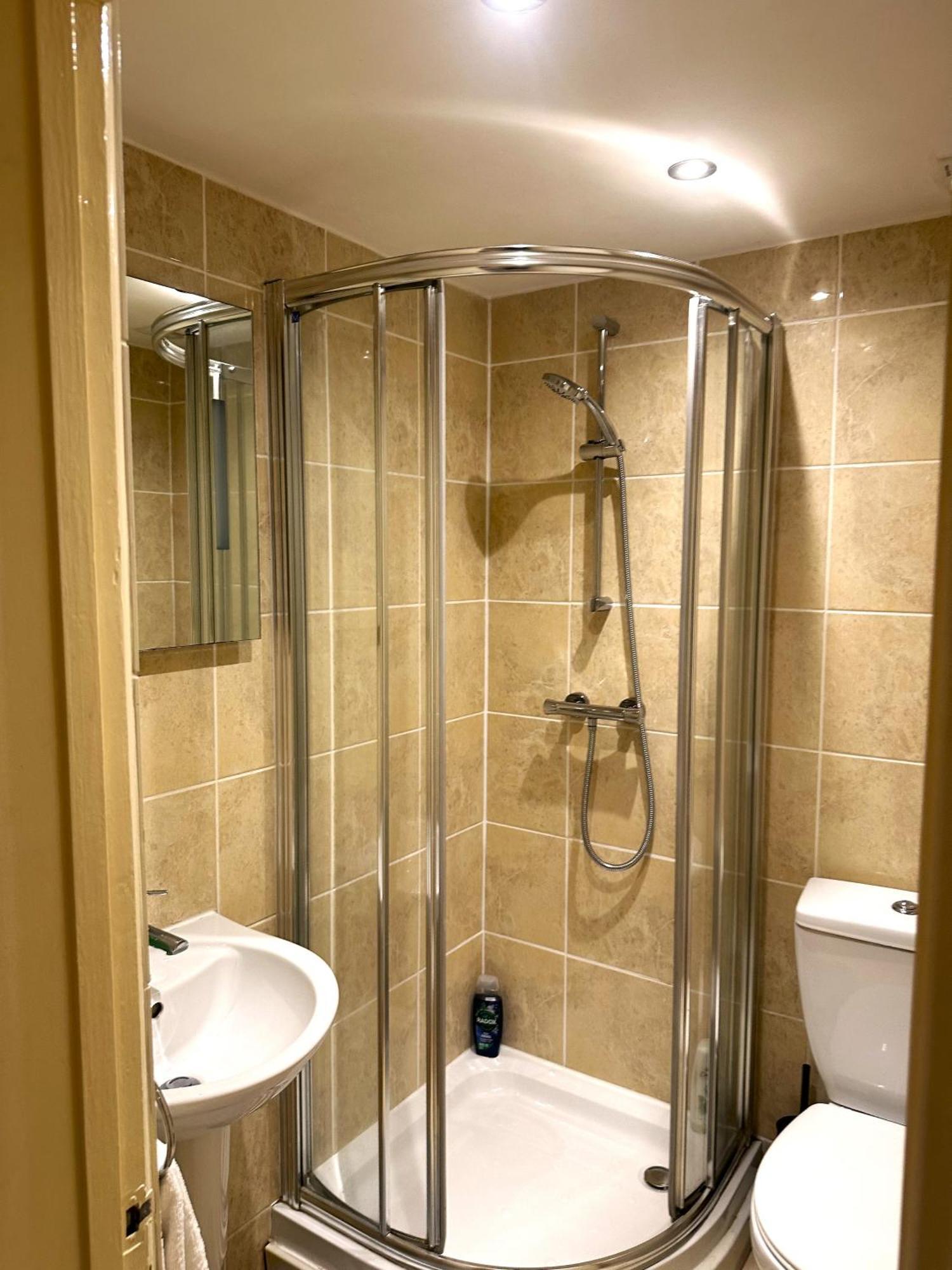Charming Comfy By Kensington Apartment London