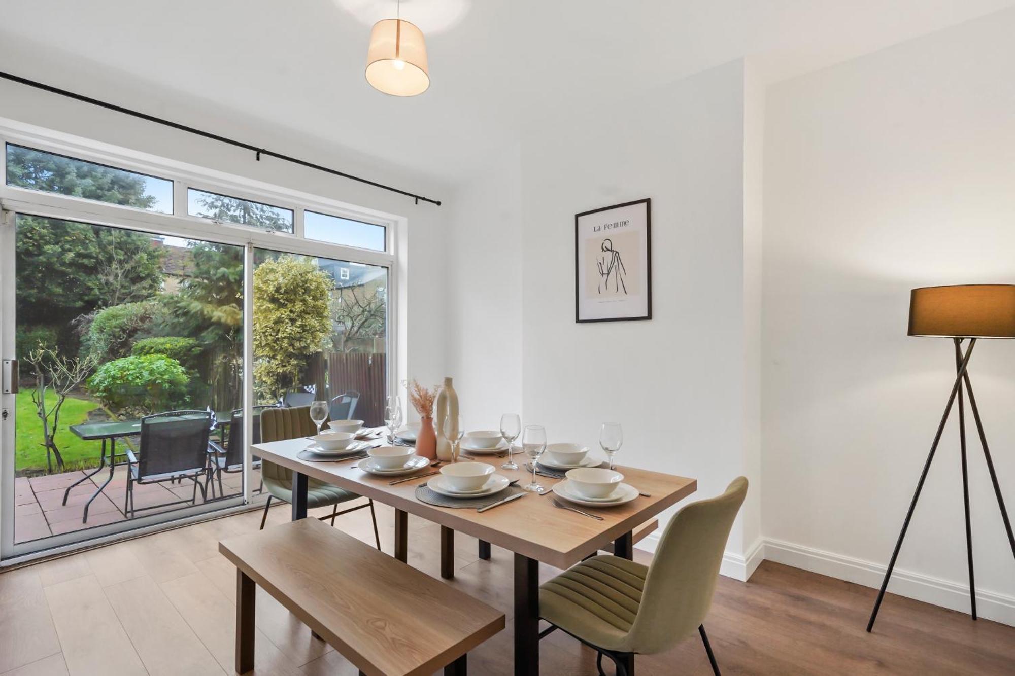 4 Bedroom House & Free Parking Close To Kensal Rise Station