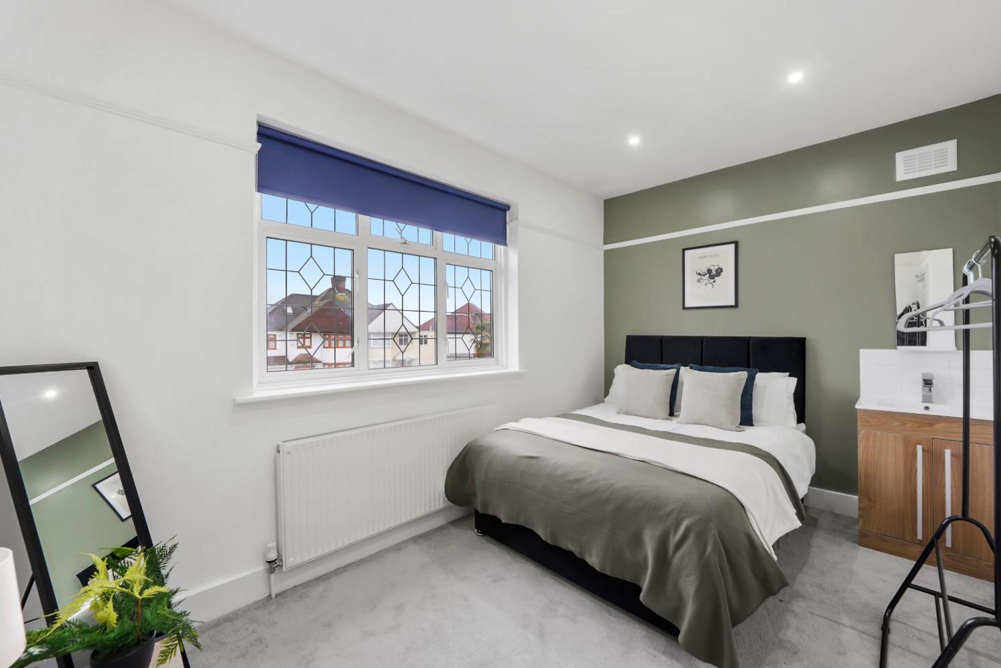 4 Bedroom House & Free Parking Close To Kensal Rise Station *