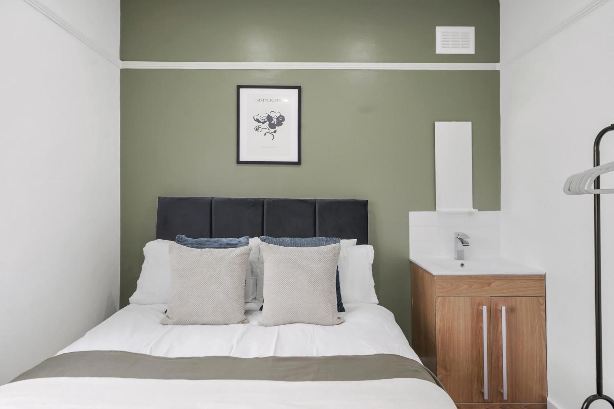 4 Bedroom House & Free Parking Close To Kensal Rise Station London