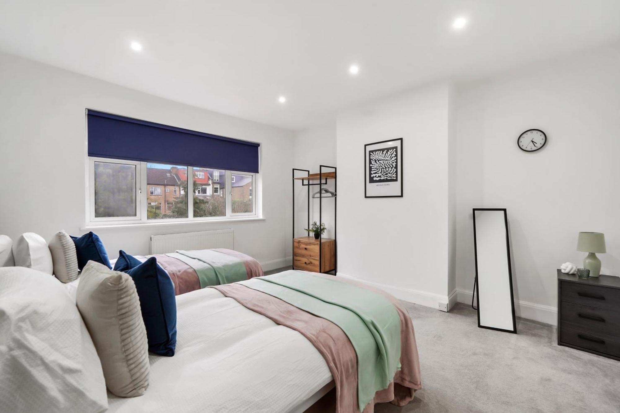 4 Bedroom House & Free Parking Close To Kensal Rise Station Holiday home