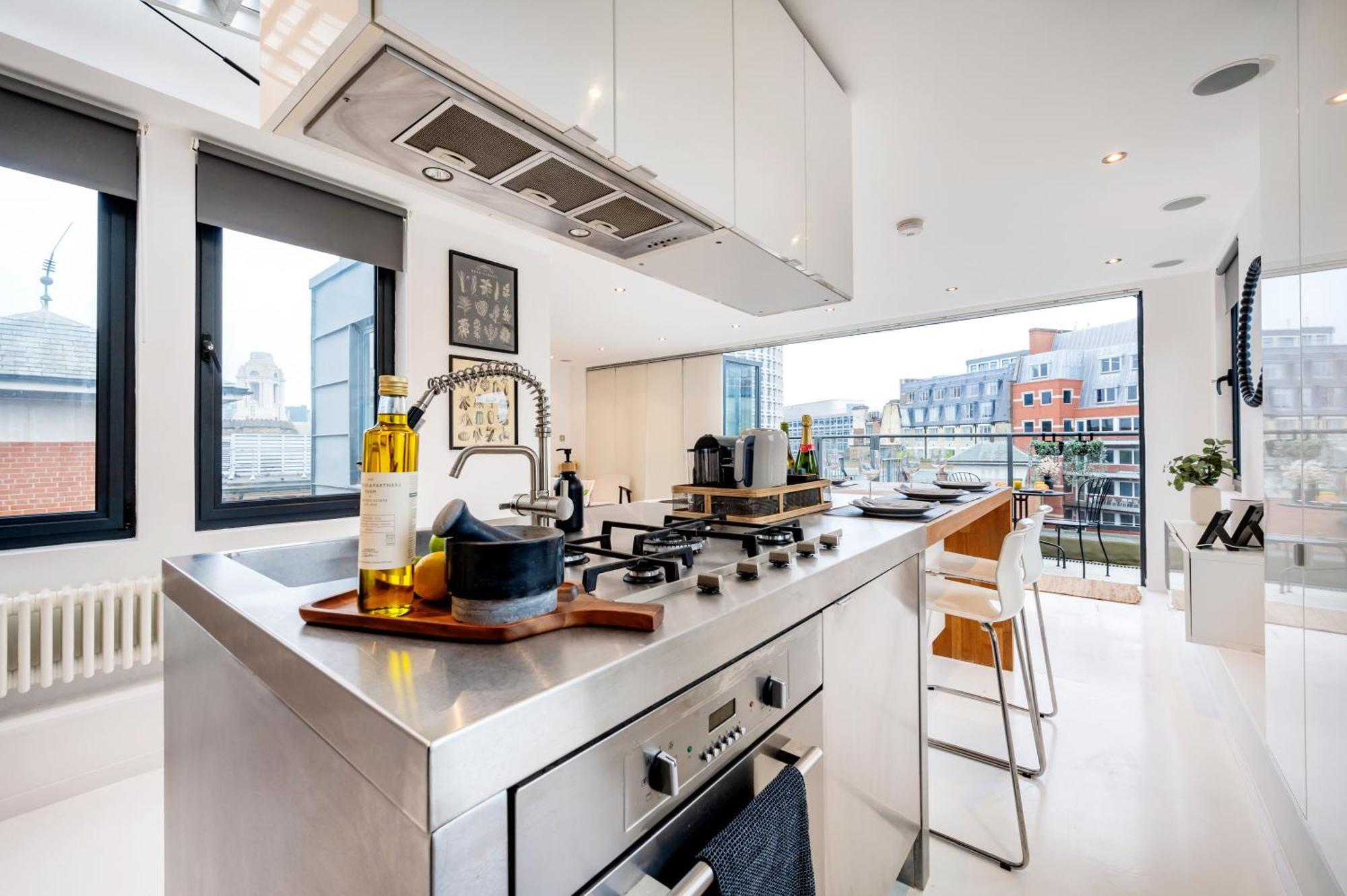 Huge & 3 Bedr, 4 Beds, Covent Gdn * London