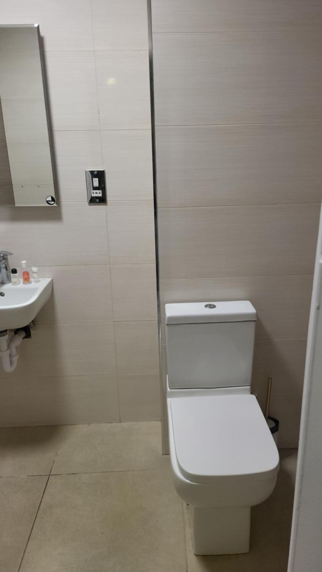 Apartment 3 Bedrooms 2baths 3 Toilets Excel City Airport O2 Sleeps Up To 7, London