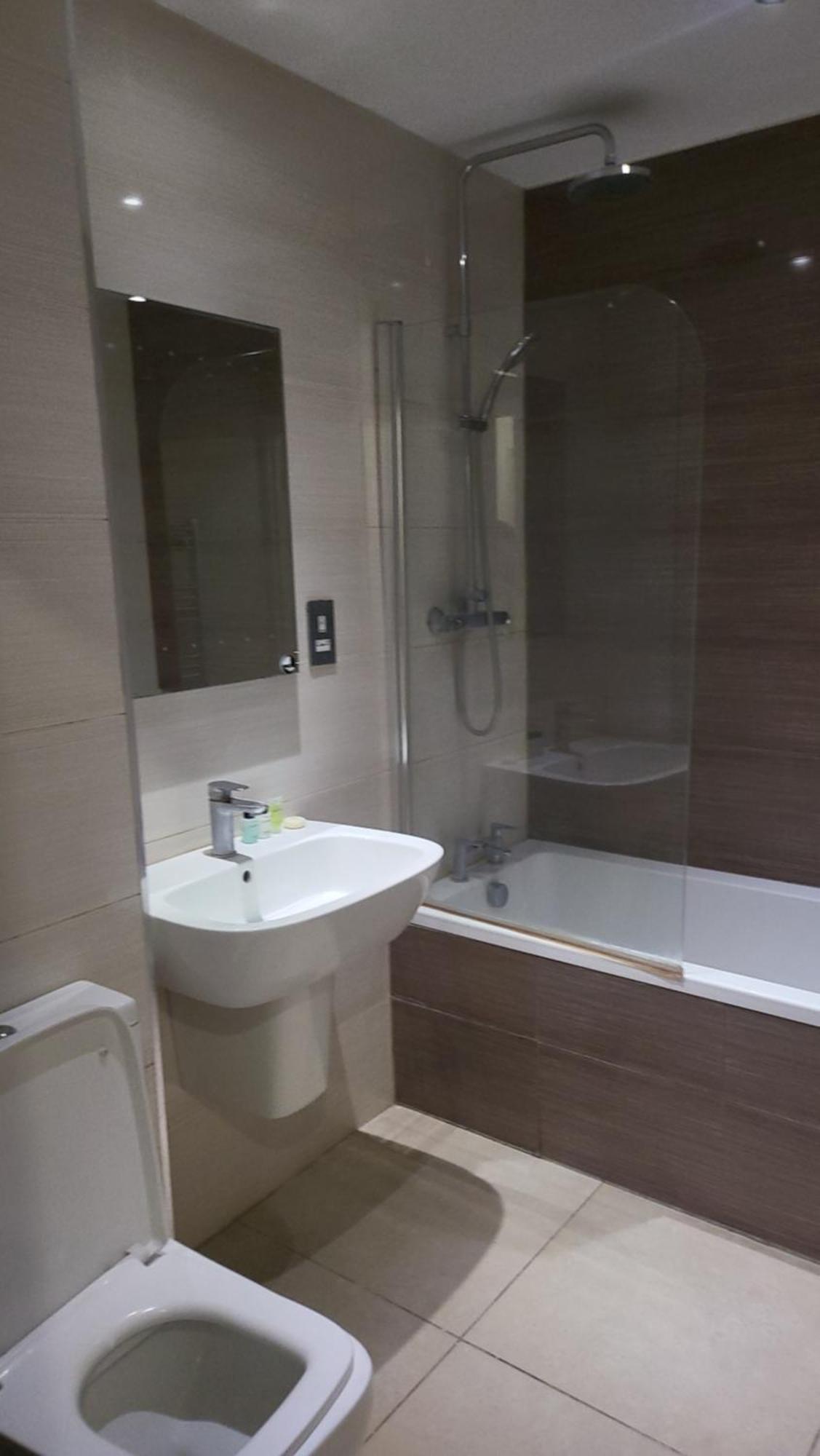 Apartment 3 Bedrooms 2baths 3 Toilets Excel City Airport O2 Sleeps Up To 7, *