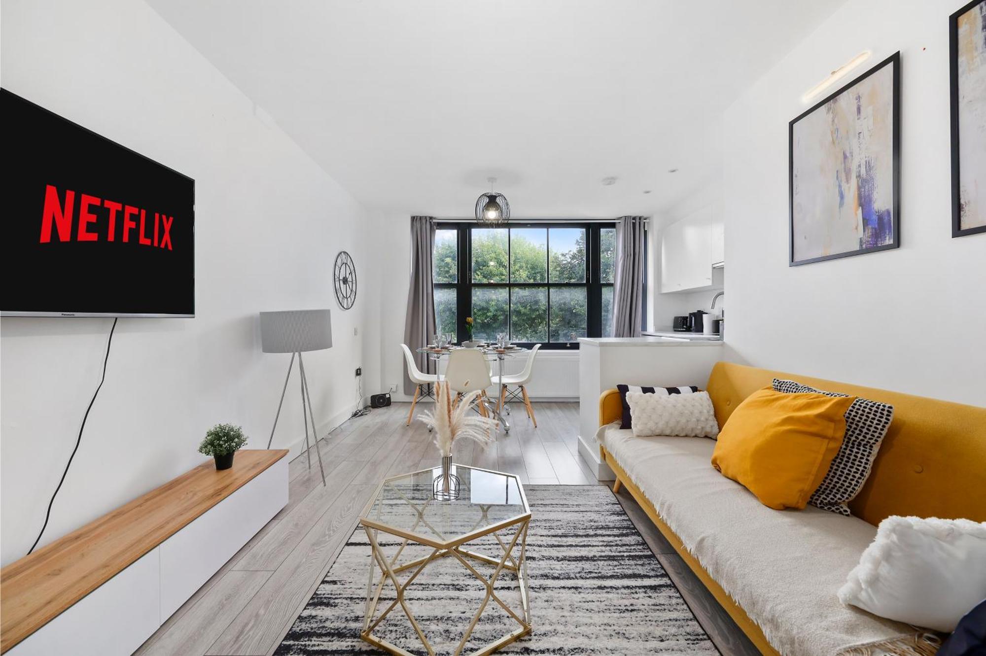 Appartement Stylish Large 3-bed Apartment, Quick Access To Sights, Free Parking Londen