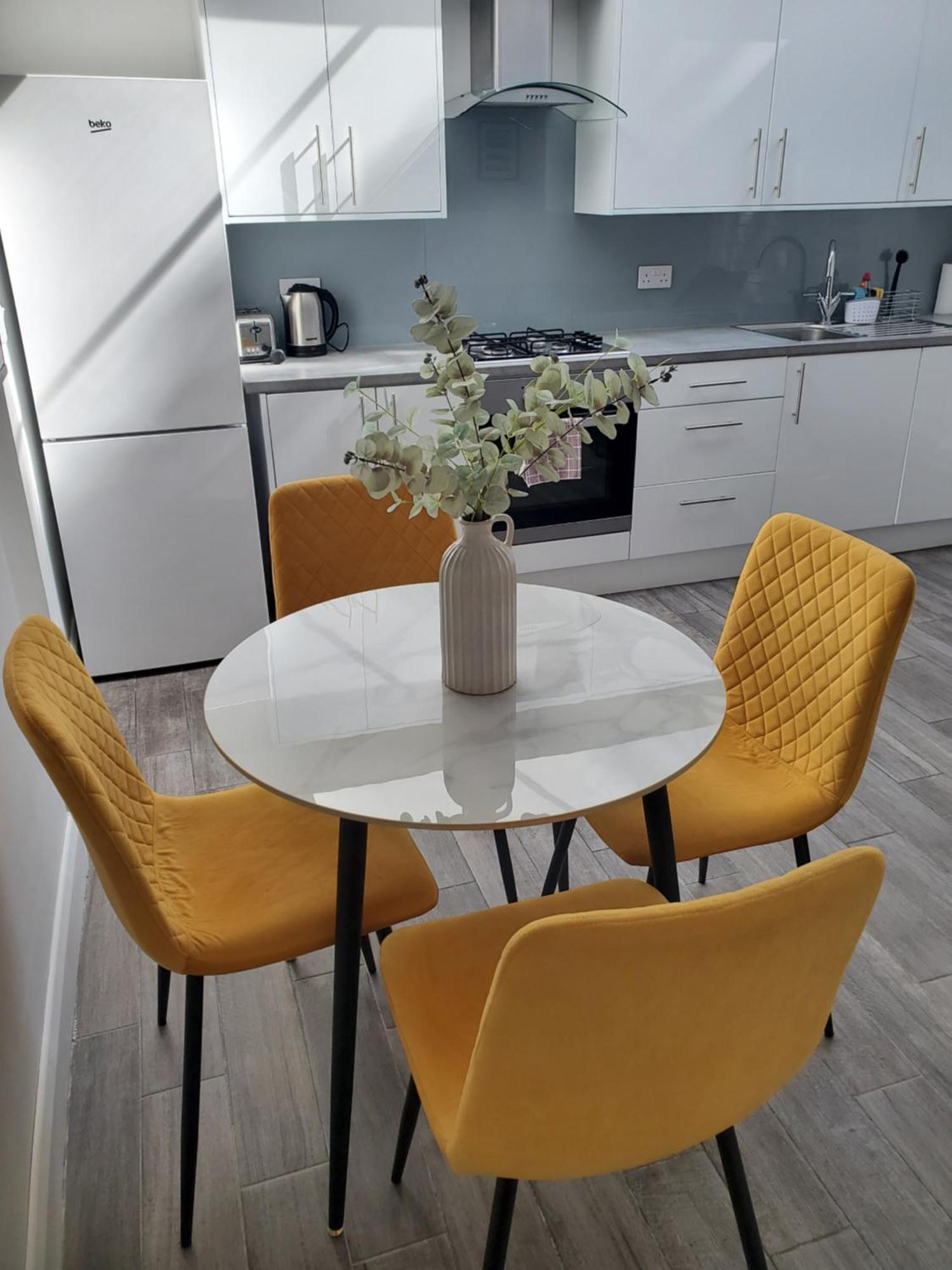 2 Double Bedroom Garden Flat In Acton,london Apartment *