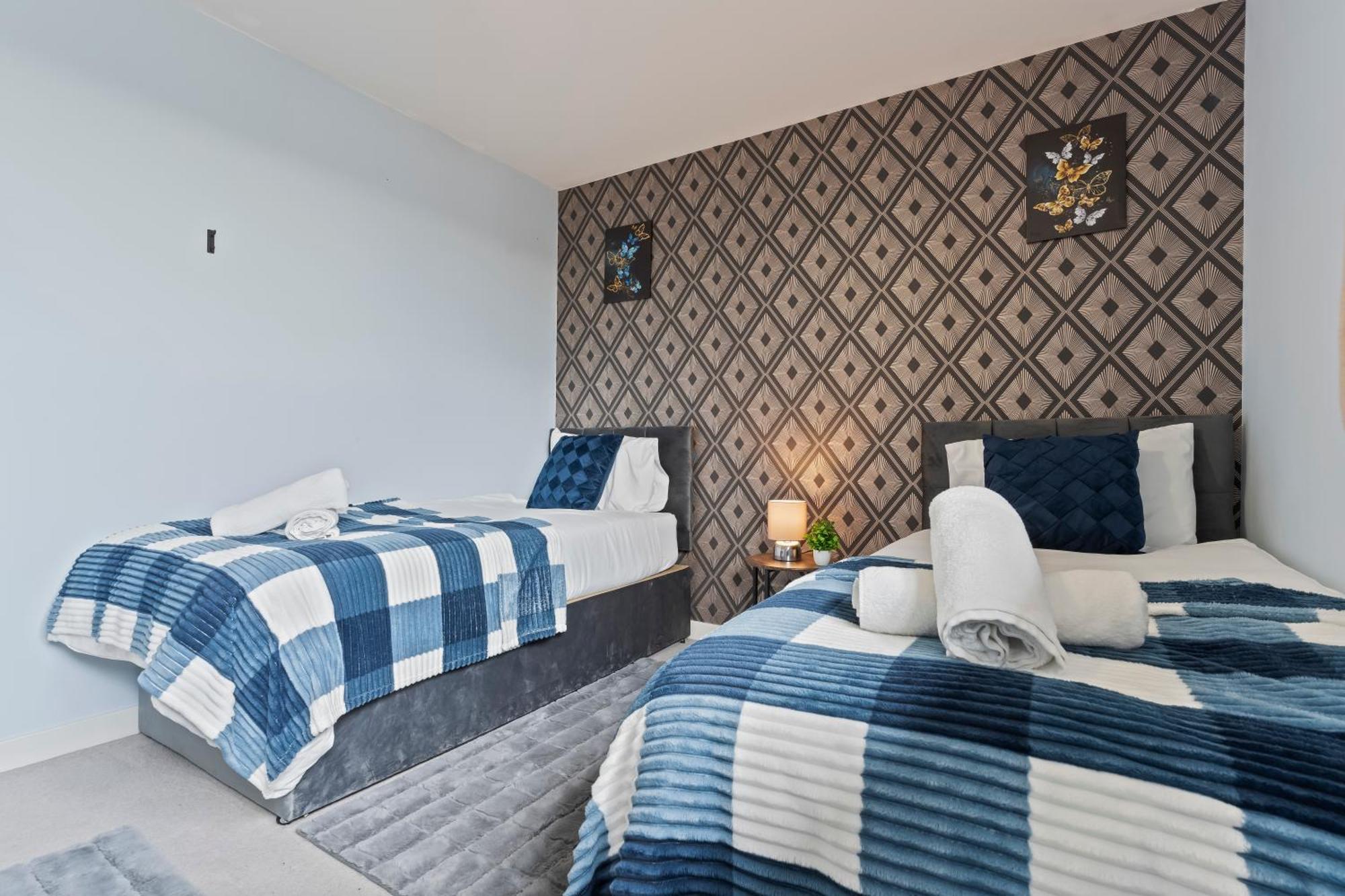 Spectacular 3Br 2Bath Rooftop Sky-Views With Parking Appartement Londen