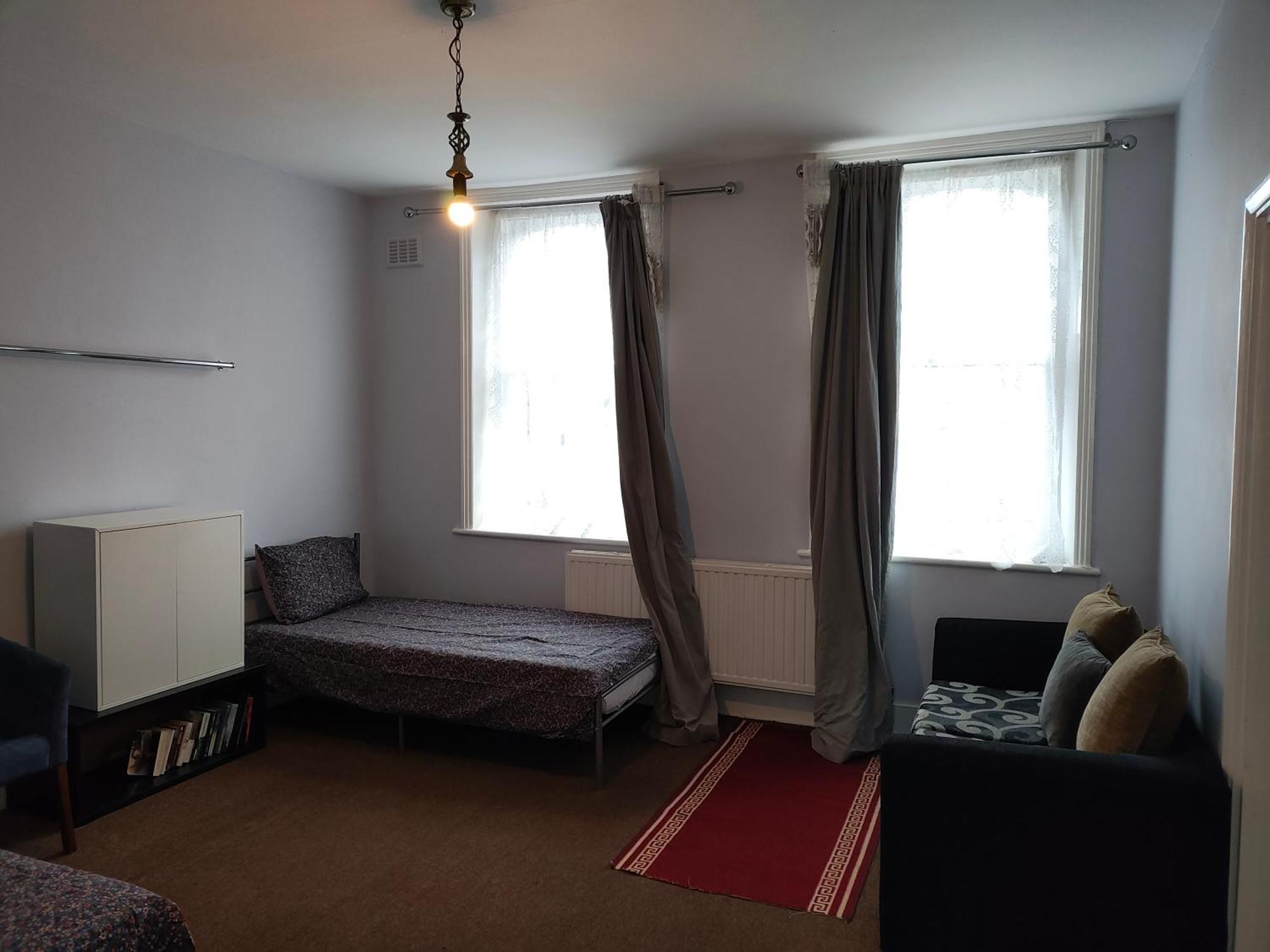The Highbury & Islington 2 Single Beds * Londen