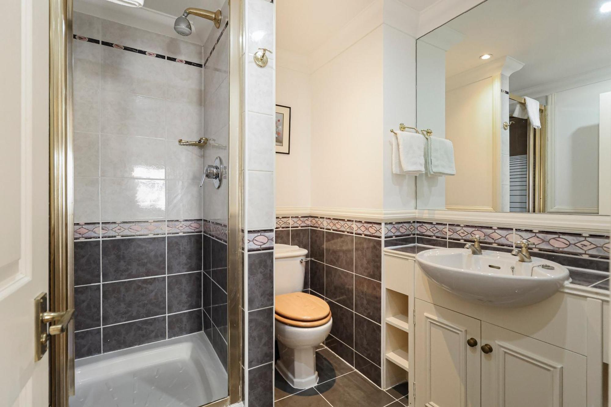 Two Bed Two Bath Kensington Apartment